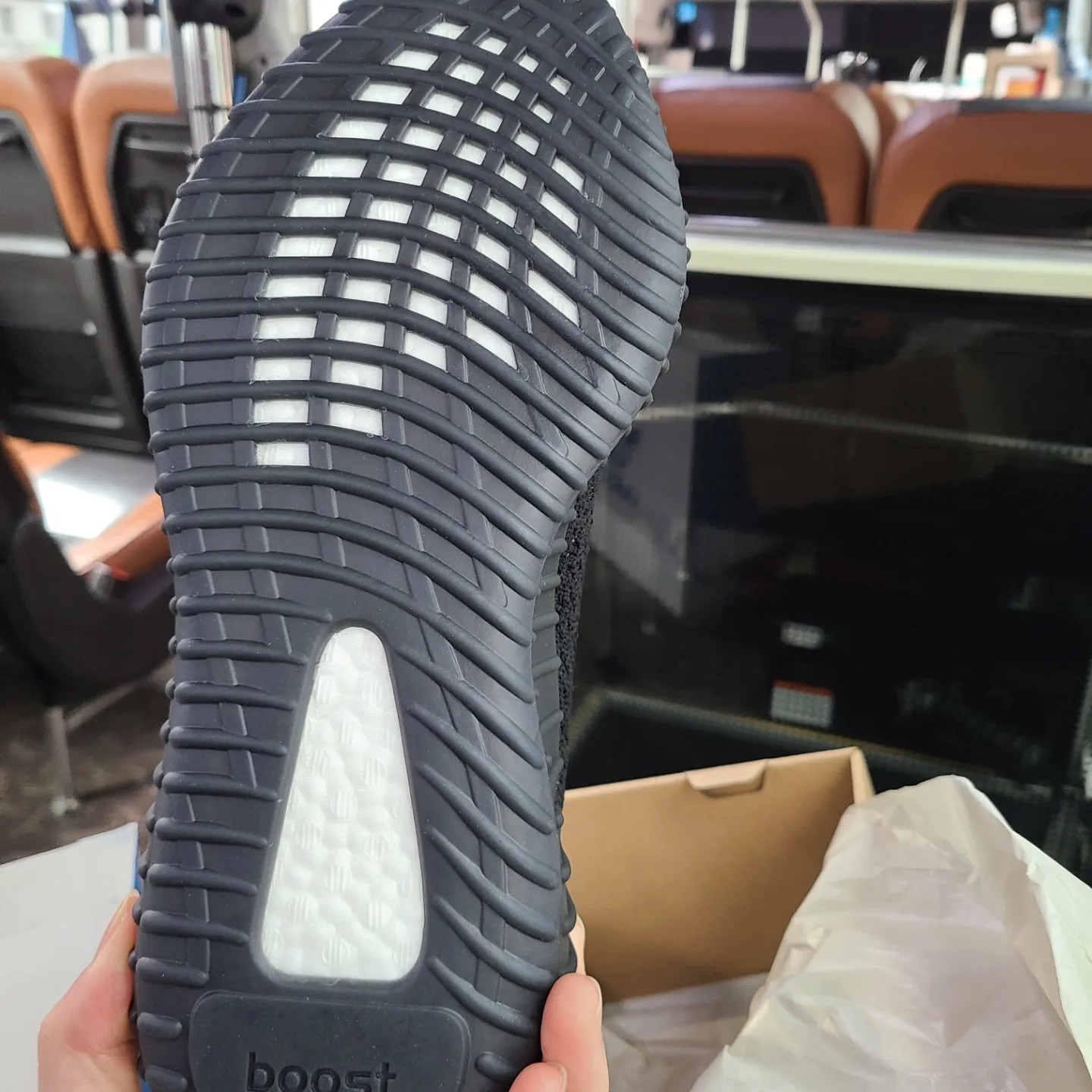 Adidas Yeezy Boost 350 V2 Core Black White 2022 착용 스타일 - 3