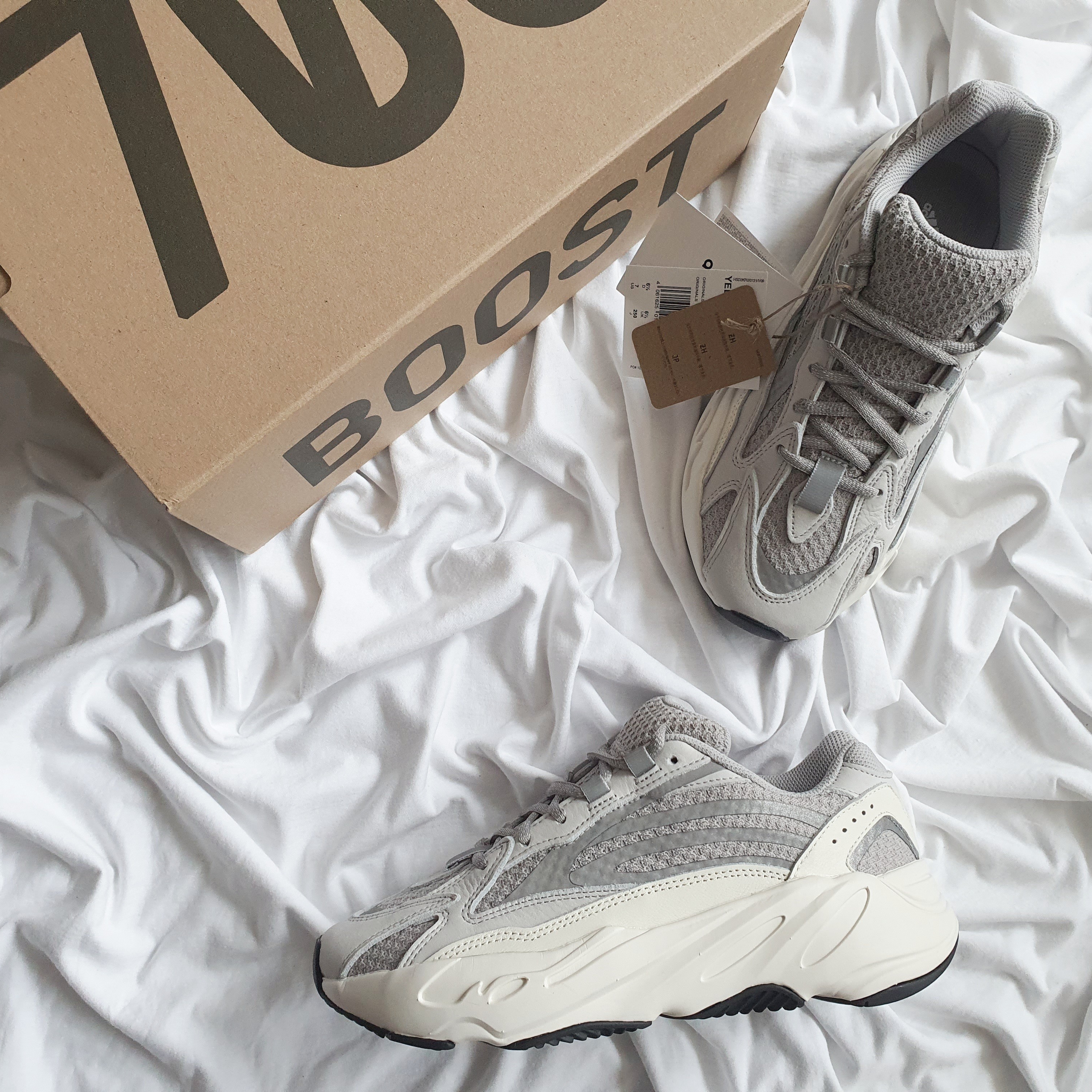 Adidas Yeezy Boost 700 V2 Static 2022 착용 스타일 - 2