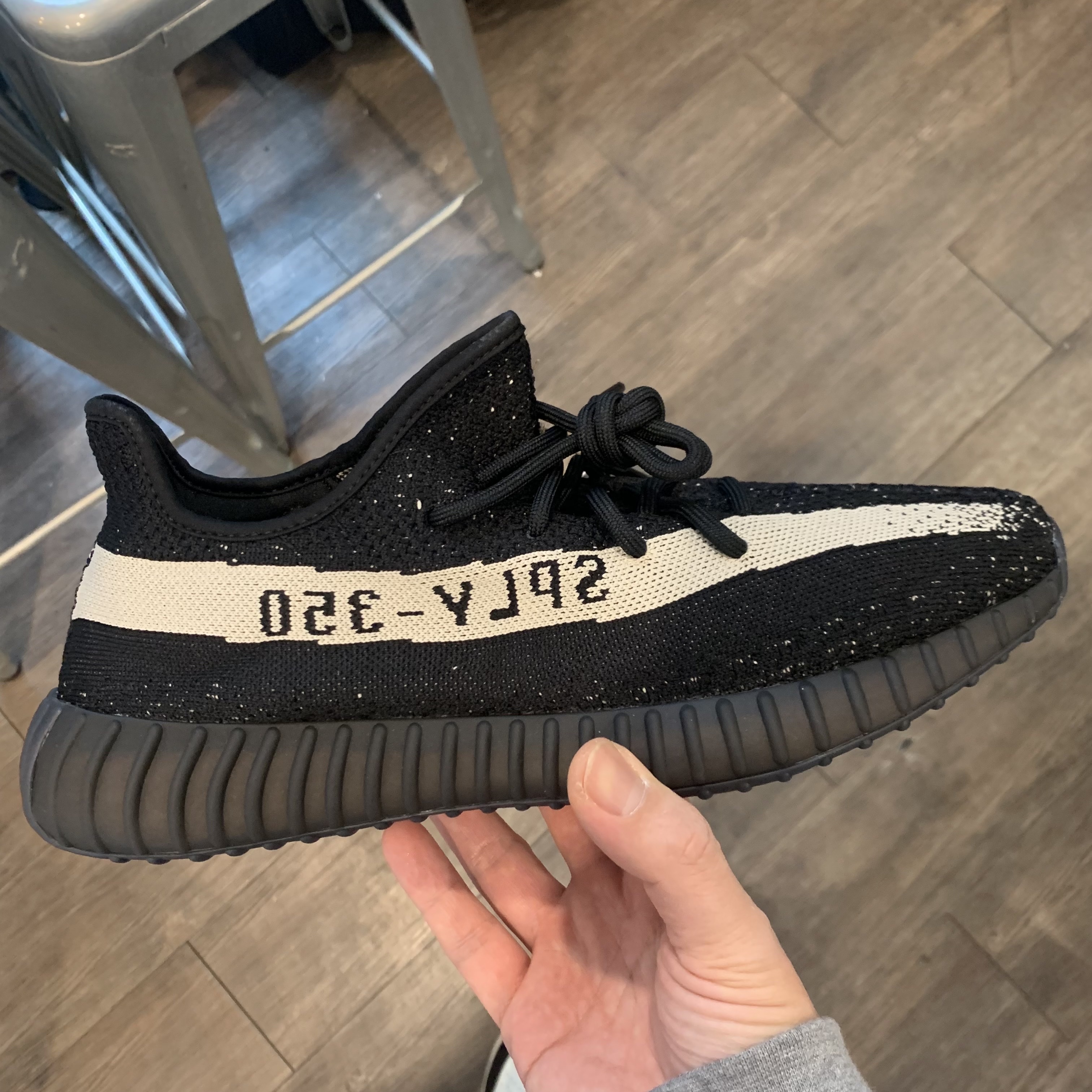 Adidas Yeezy Boost 350 V2 Core Black White 2022 착용 스타일 - 3