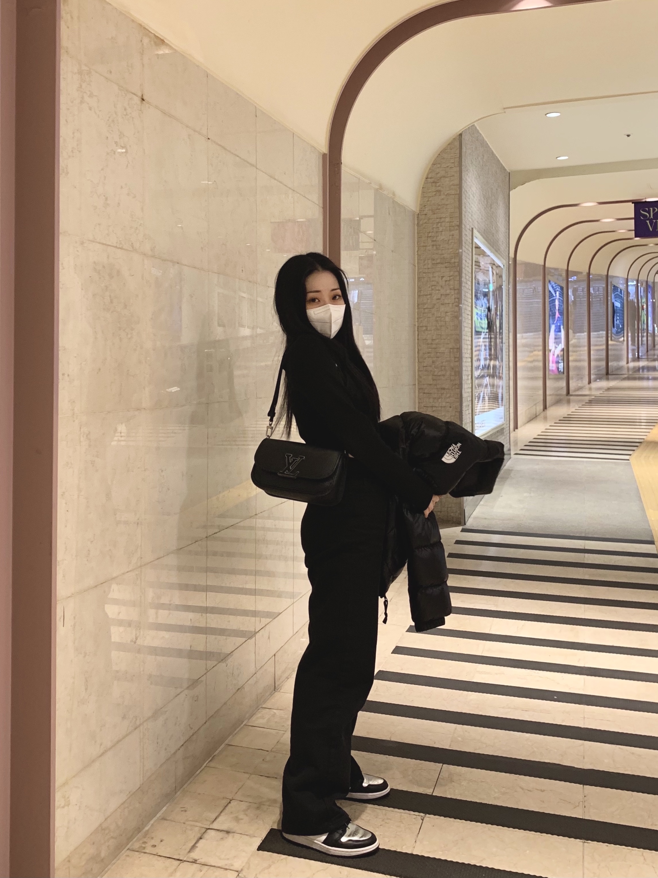 Louis Vuitton Buci Epi Black, (W) The North Face White Label Novelty Nuptse Down Jacket Black 착용 스타일 - 1