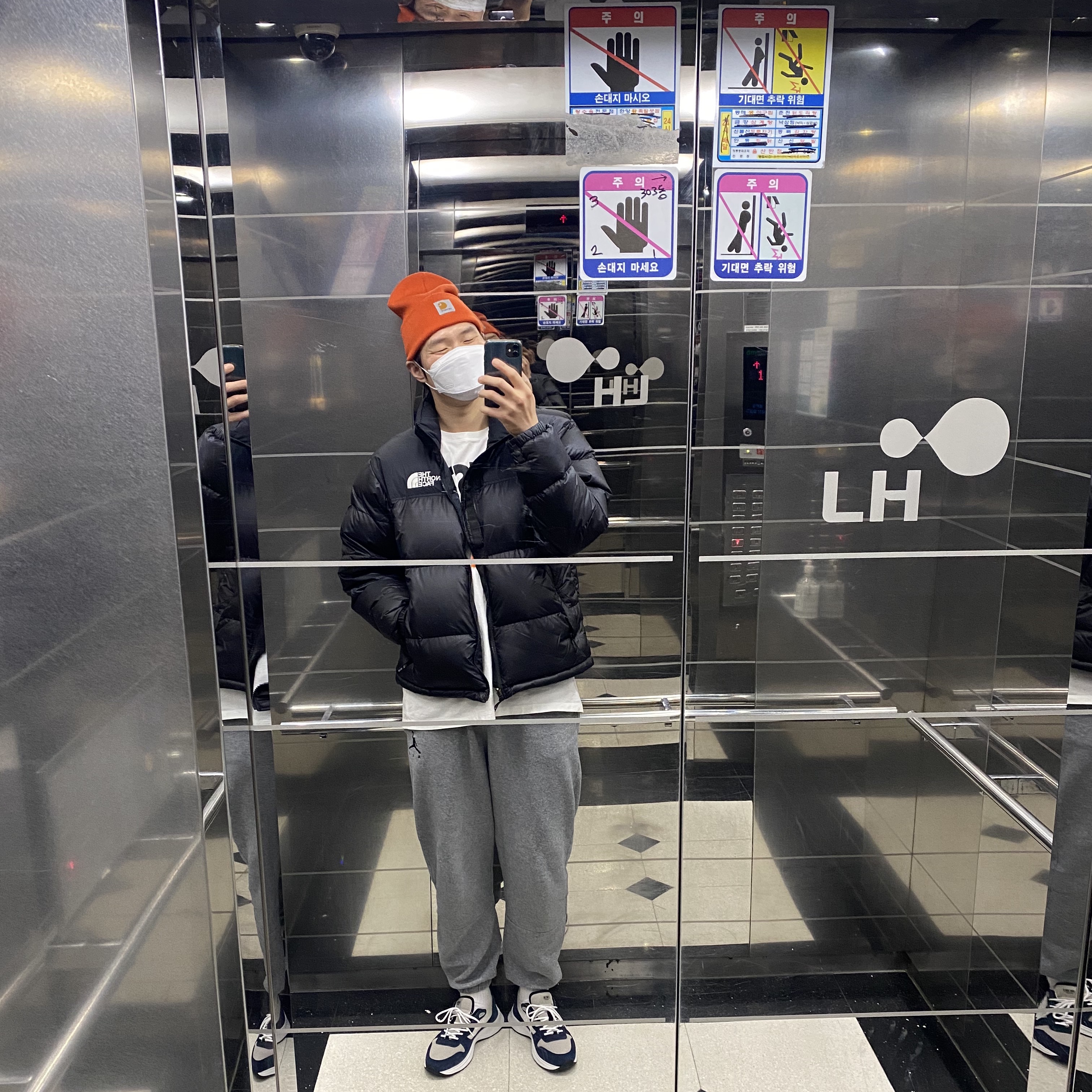 The North Face 1996 Eco Nuptse Jacket Black 착용 스타일