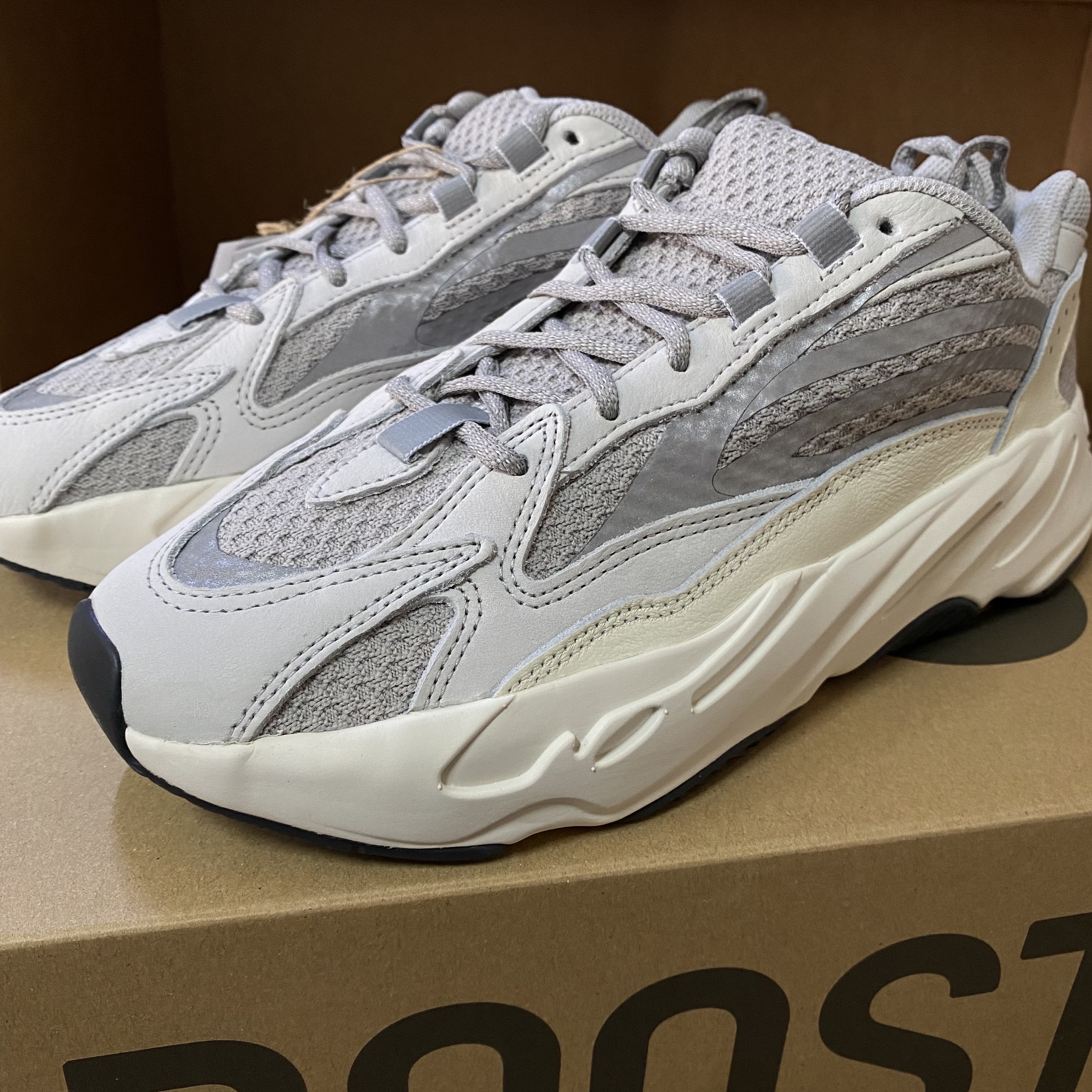 Adidas Yeezy Boost 700 V2 Static 2022 착용 스타일 - 1