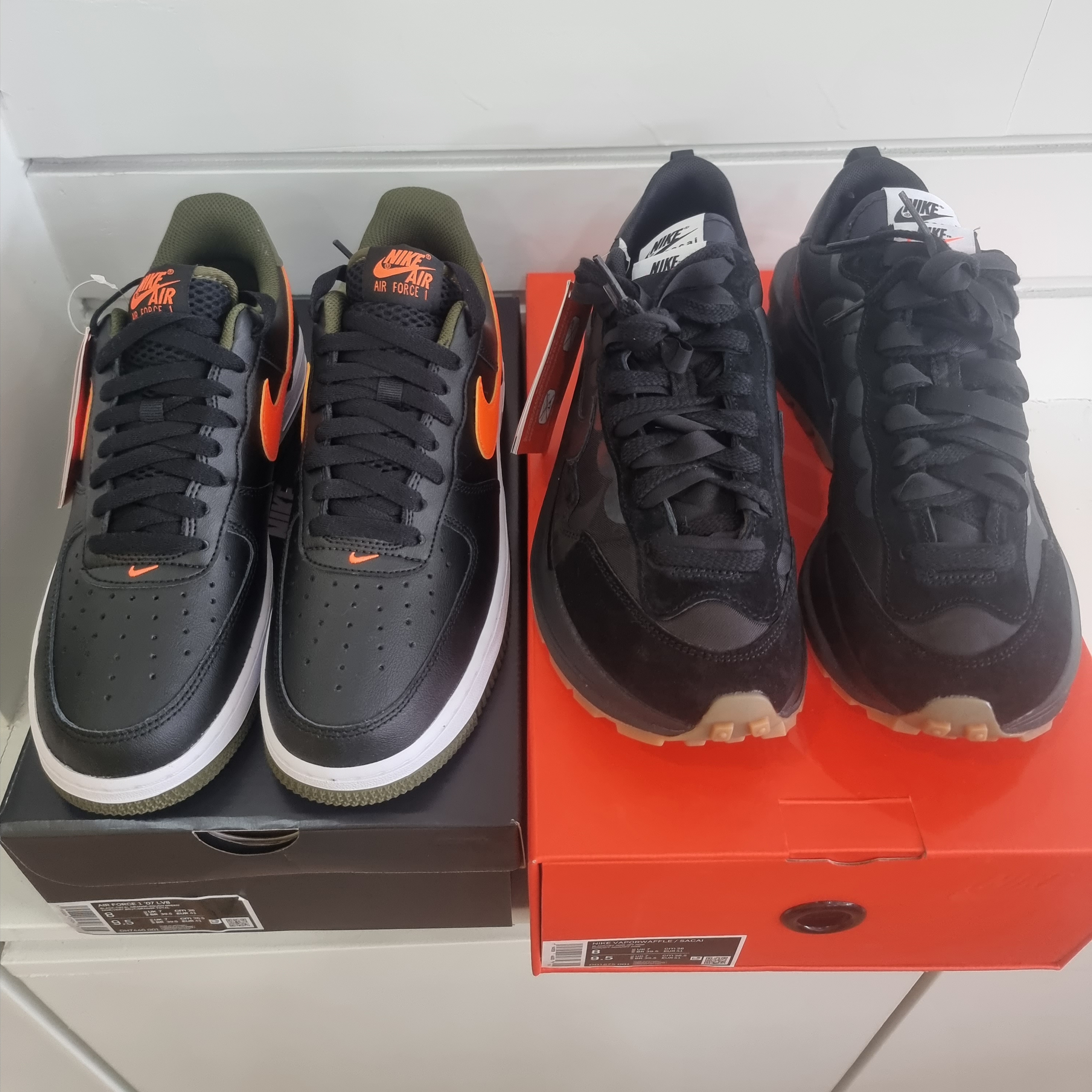 Nike x Sacai VaporWaffle Black and Gum, Nike Air Force 1 '07 LV8 Black Total Orange 착용 스타일