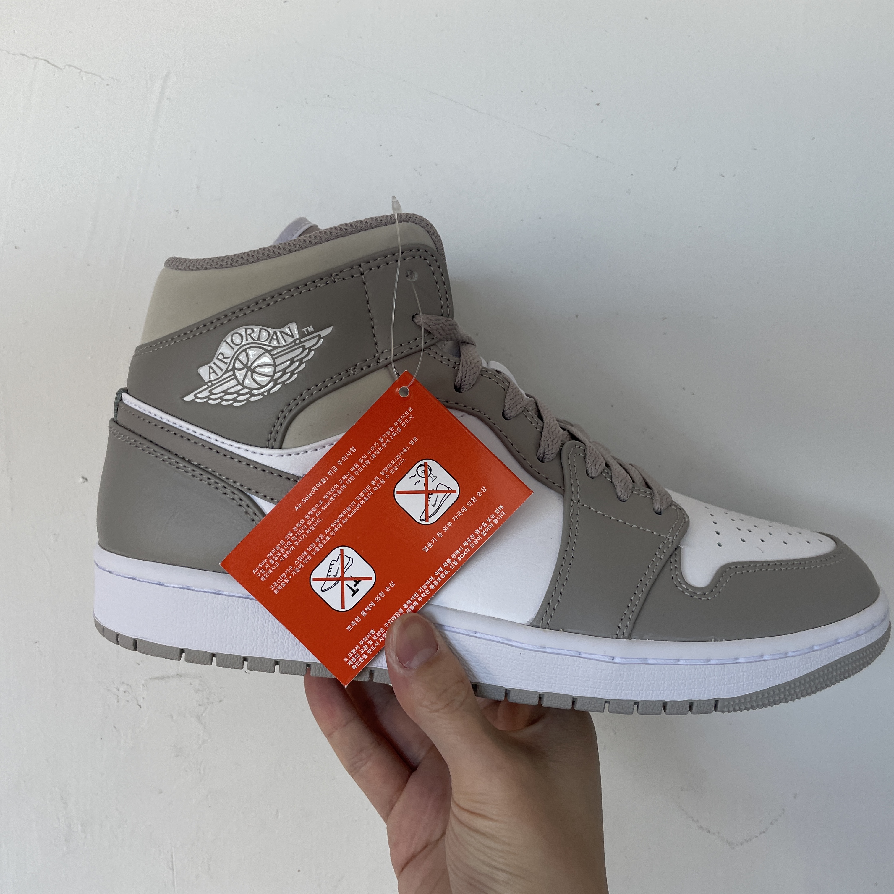 Jordan 1 Mid College Grey 착용 스타일 - 2