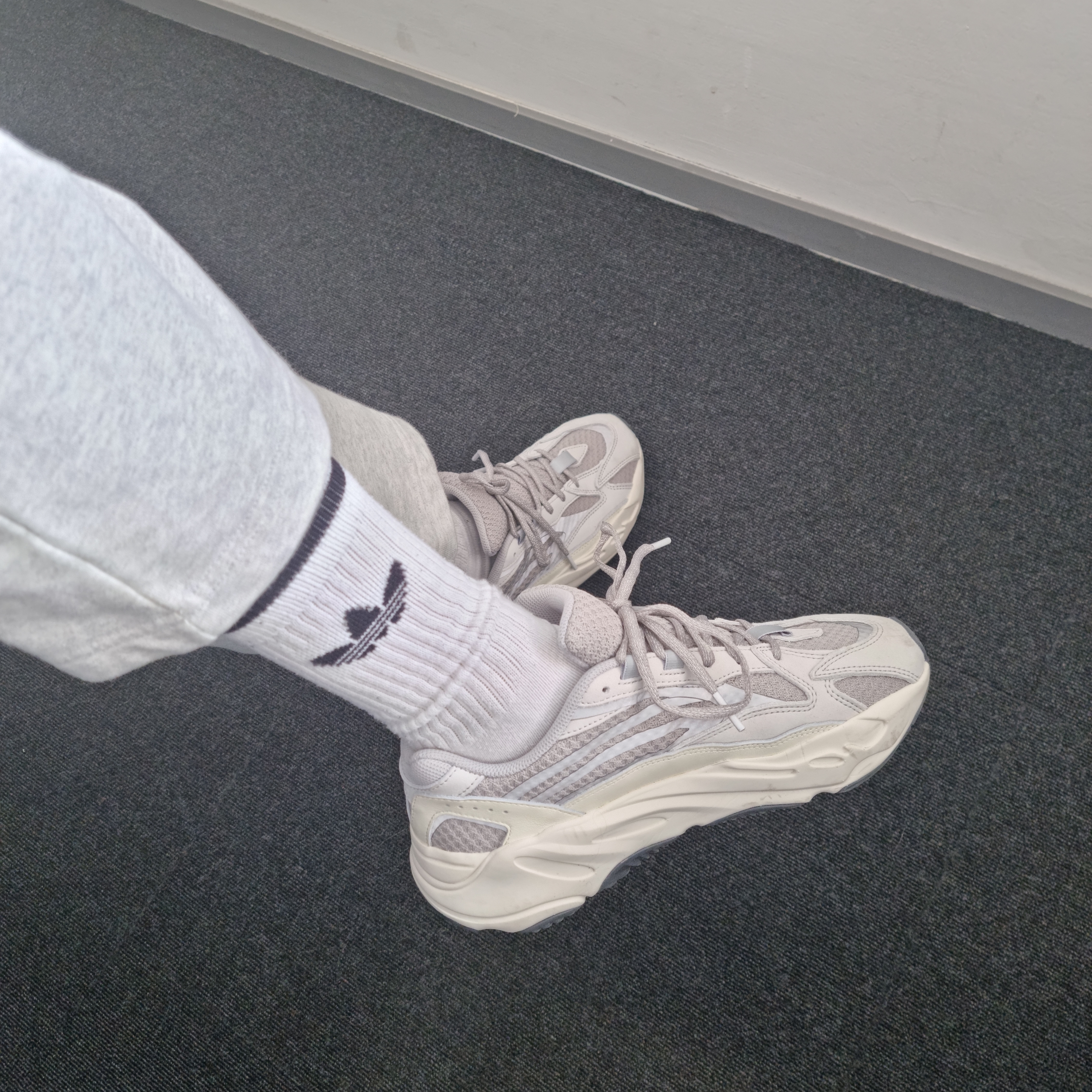 Adidas Yeezy Boost 700 V2 Static 2022 착용 스타일