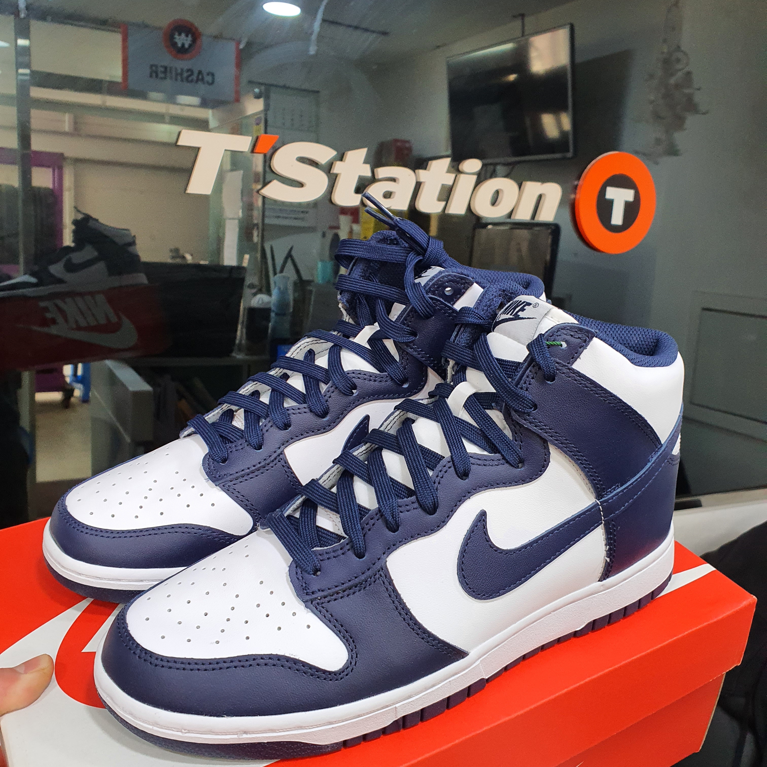Nike Dunk High Retro Championship Navy 착용 스타일 - 2