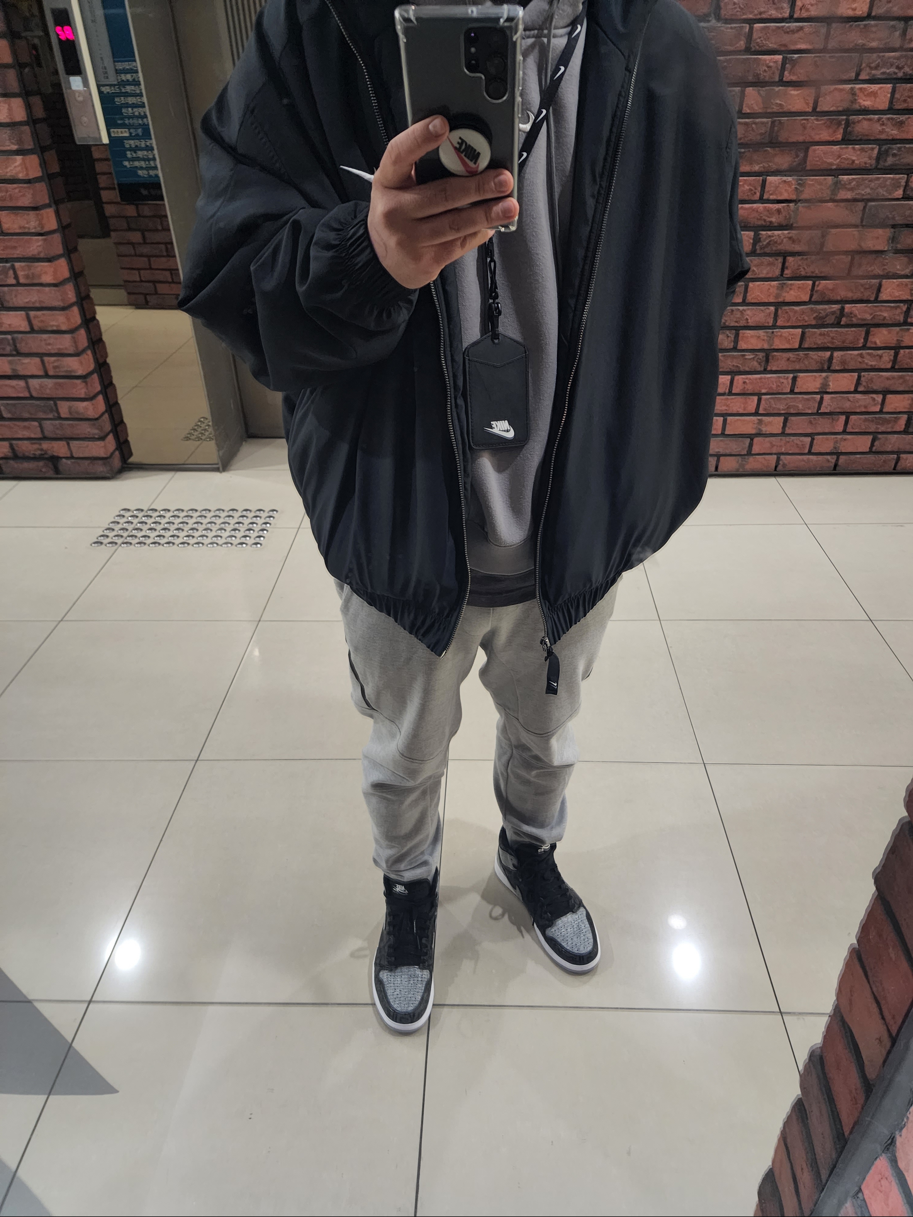 Jordan 1 Retro High OG Rebellionaire, Nike NRG Solo Swoosh Satin Bomber Jacket Black Doll - Asia 착용 스타일 - 1