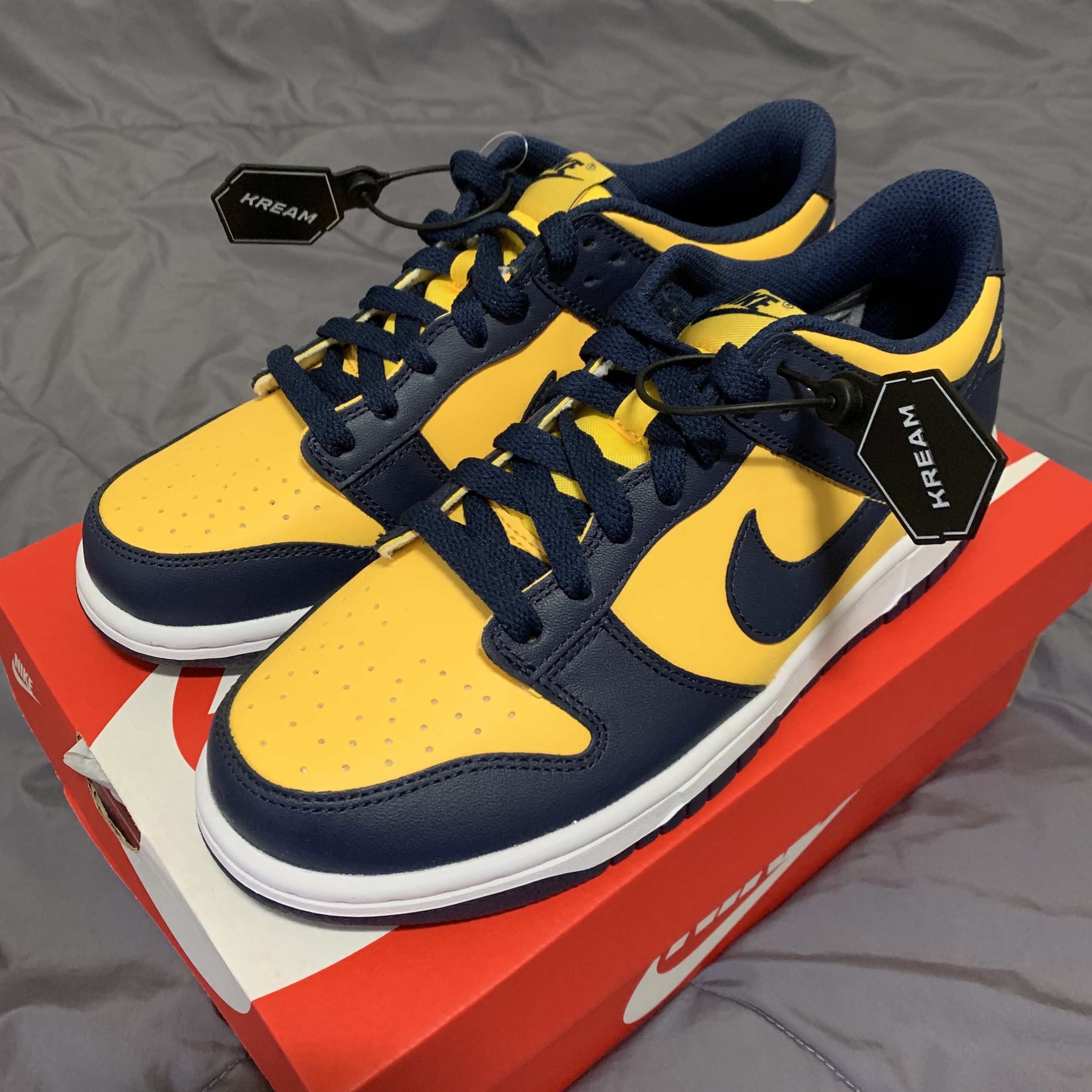 Nike Dunk Low Retro Varsity Maize, (GS) Nike Dunk Low Varsity Maize 착용 스타일 - 1