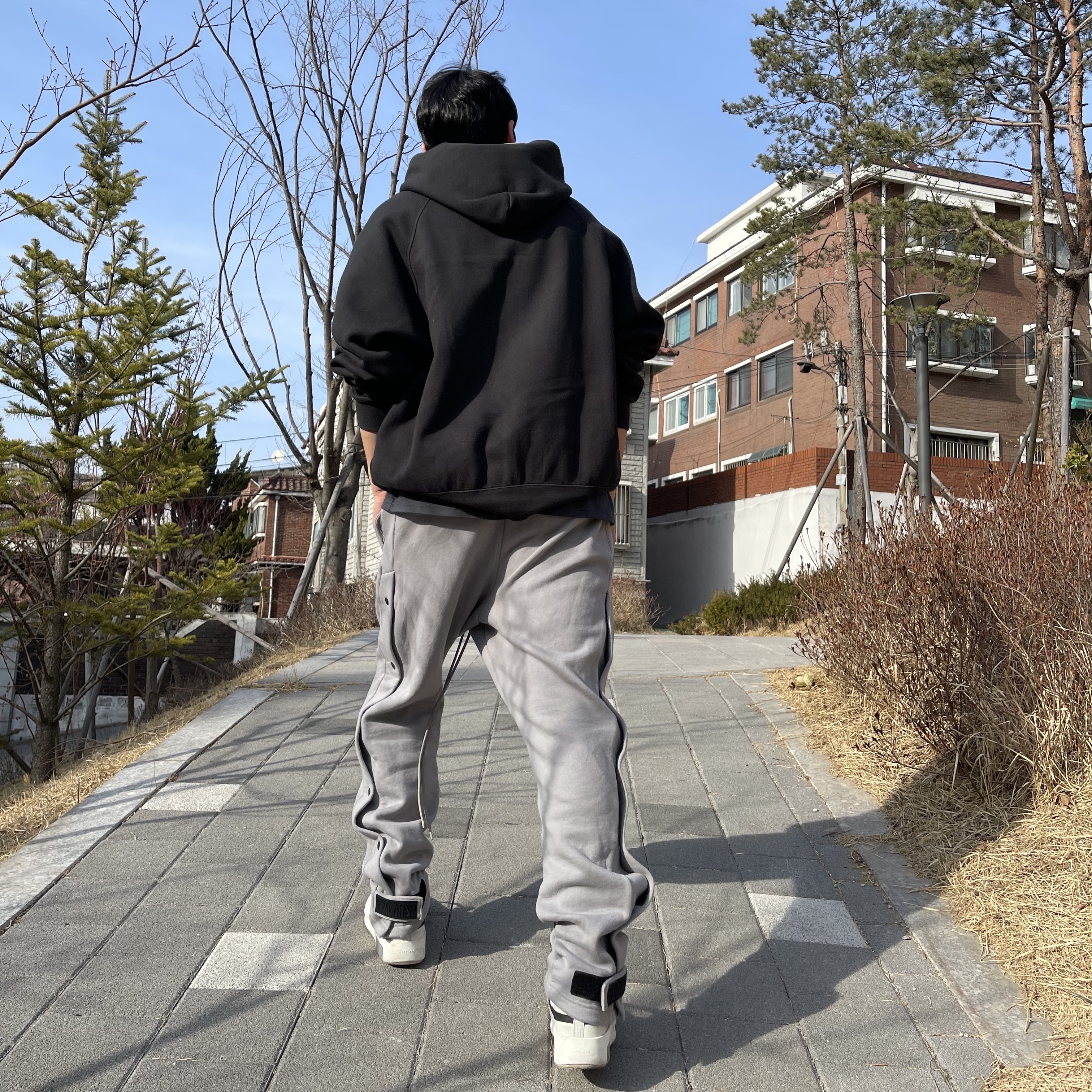 Nike x Fear of God Warm Up Pants Dust, Nike x Fear of God Air Fear of God Raid Light Bone 착용 스타일 - 1