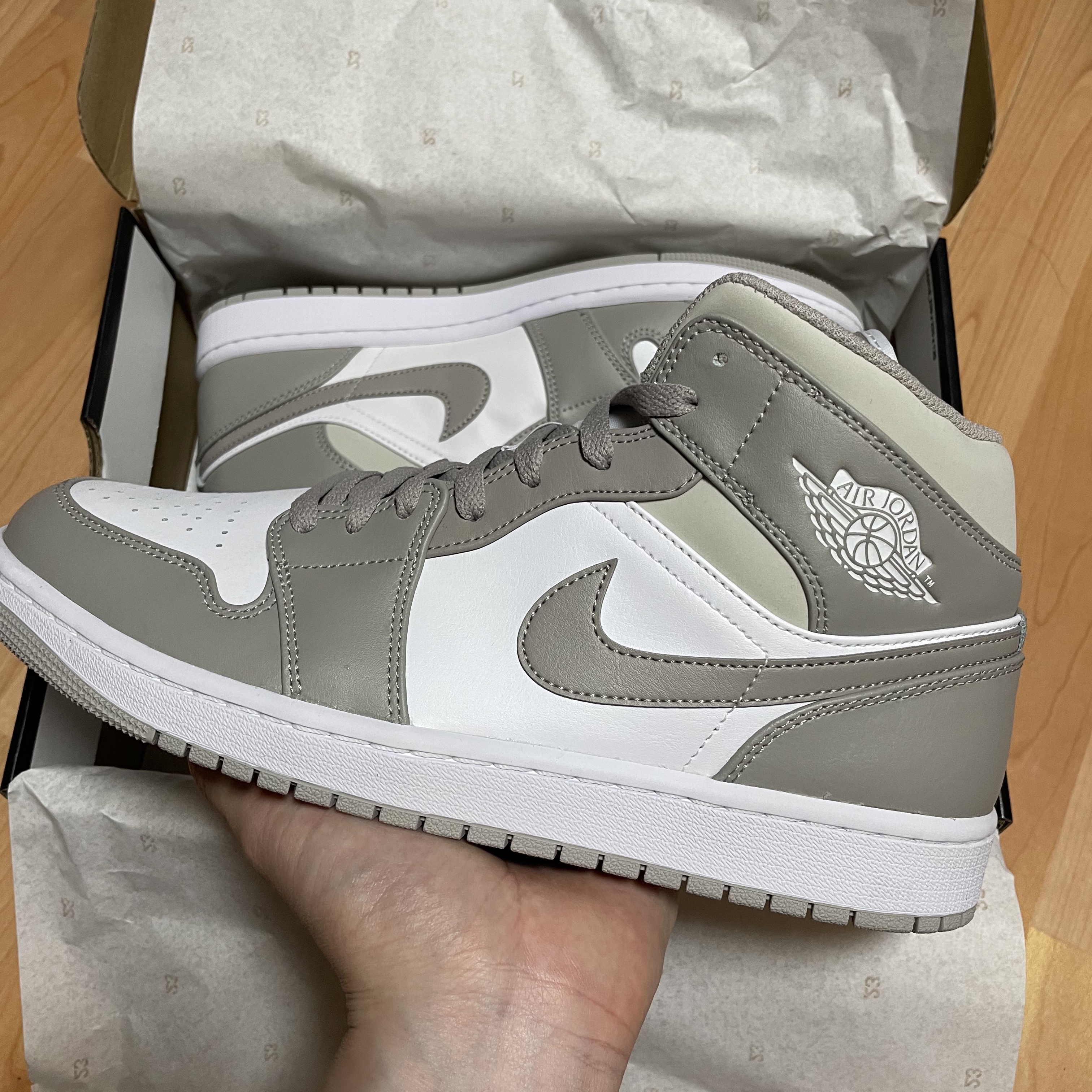 Jordan 1 Mid College Grey 착용 스타일 - 1