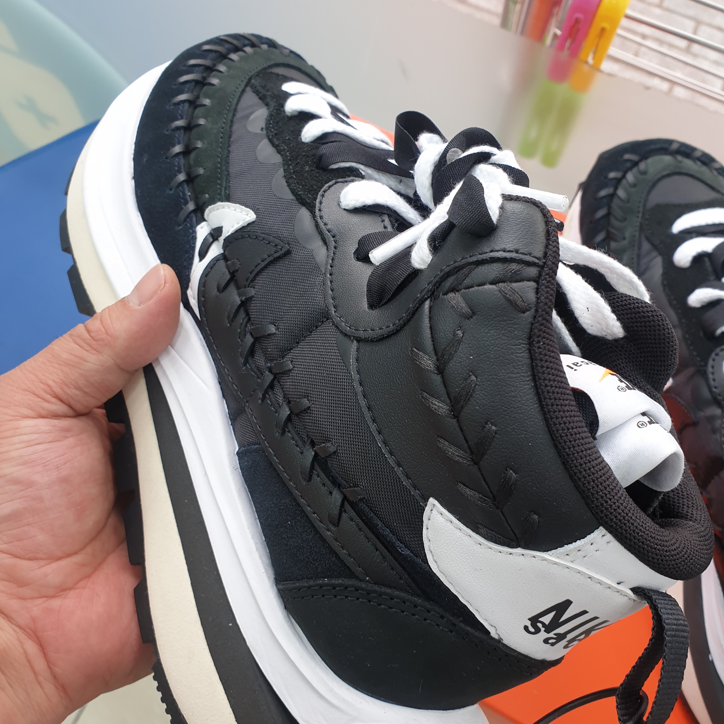 Nike x Sacai x Jean Paul Gaultier VaporWaffle Black White 착용 스타일 - 1