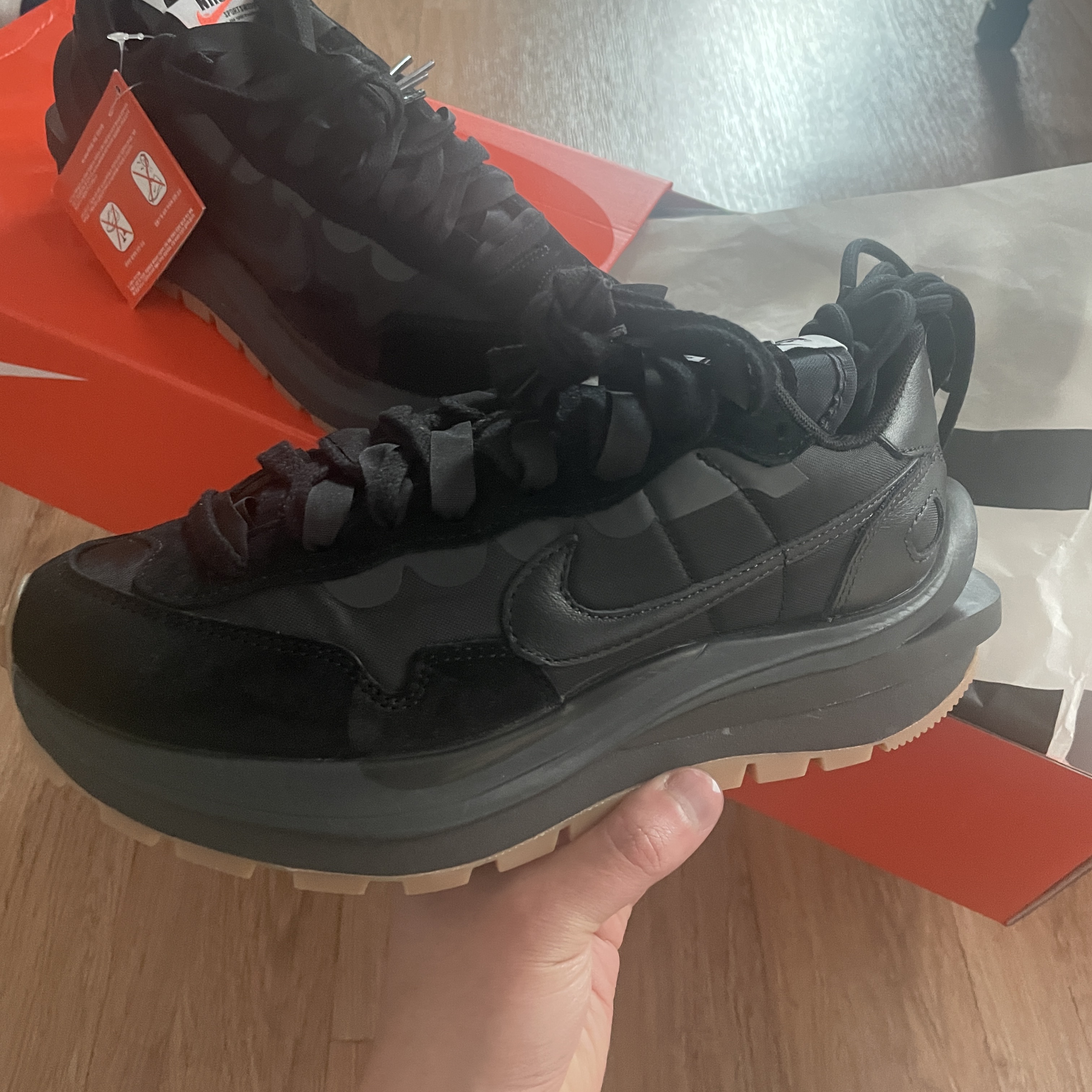 Nike x Sacai VaporWaffle Black and Gum 착용 스타일