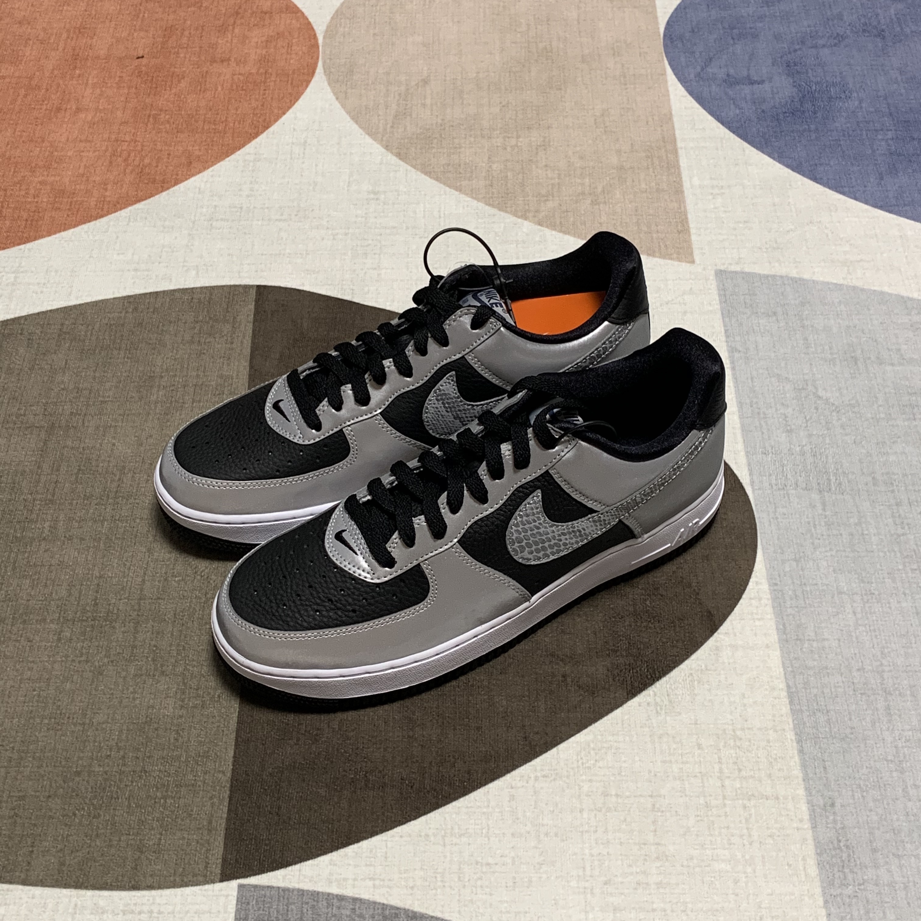 Nike Air Force 1 B Silver Snake 착용 스타일 - 2