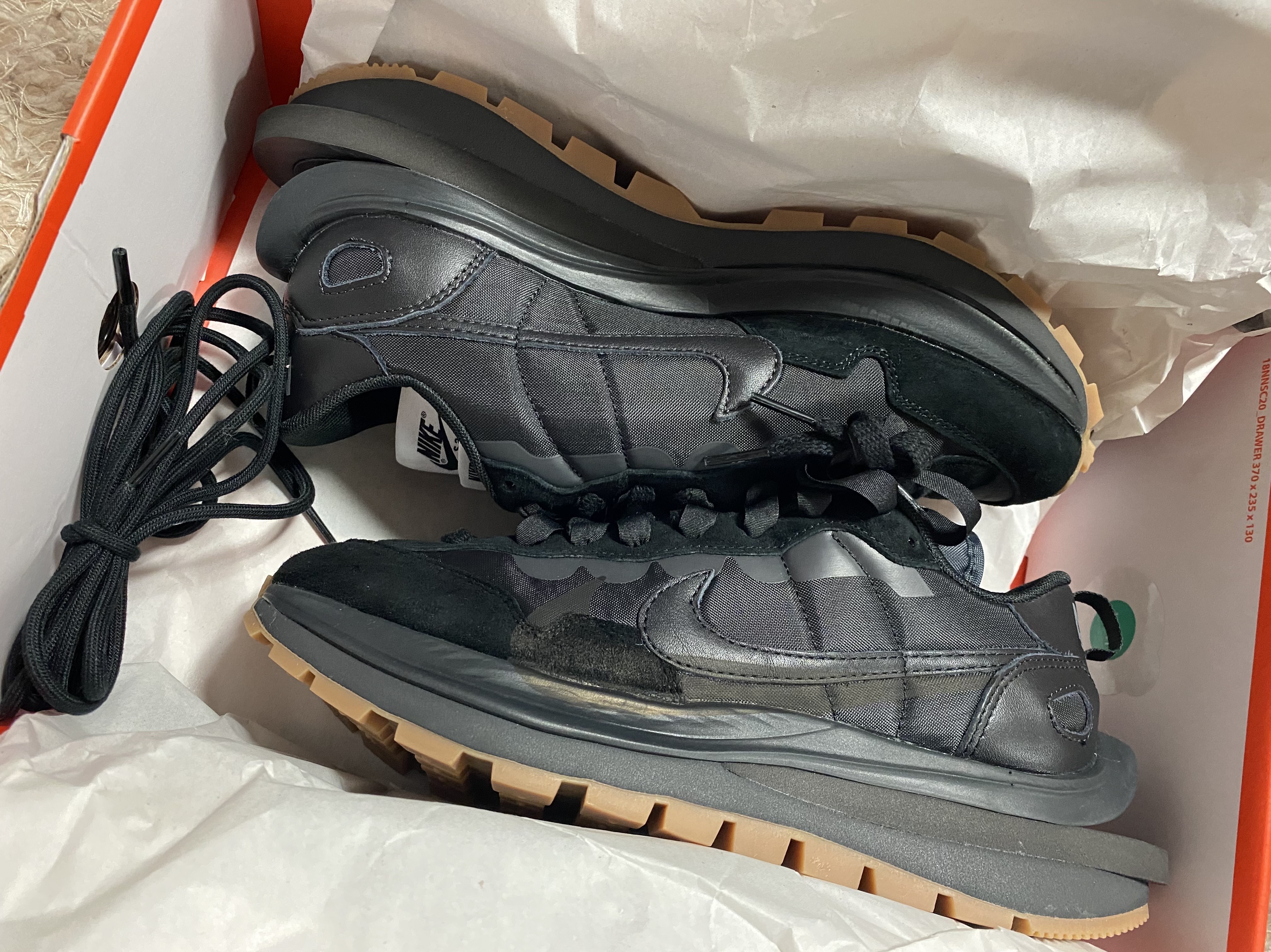 Nike x Sacai VaporWaffle Black and Gum 착용 스타일 - 2