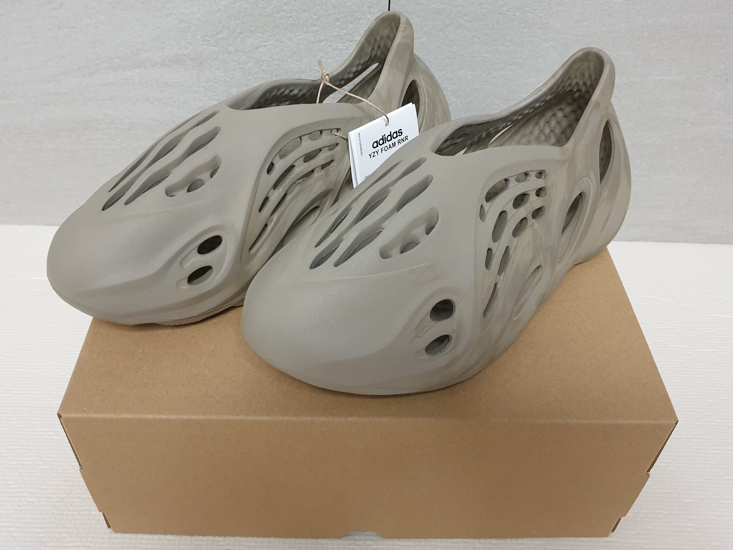 Adidas Yeezy Foam RNNR Stone Sage 착용 스타일 - 1
