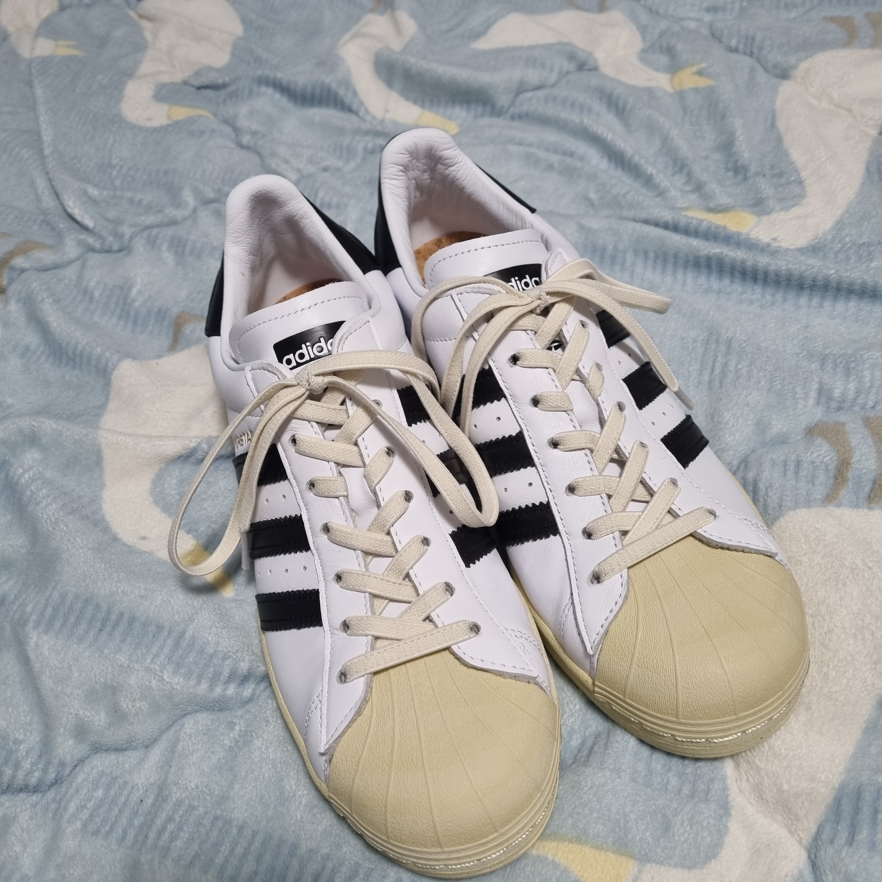 Adidas Superstar Premium White Black 착용 스타일