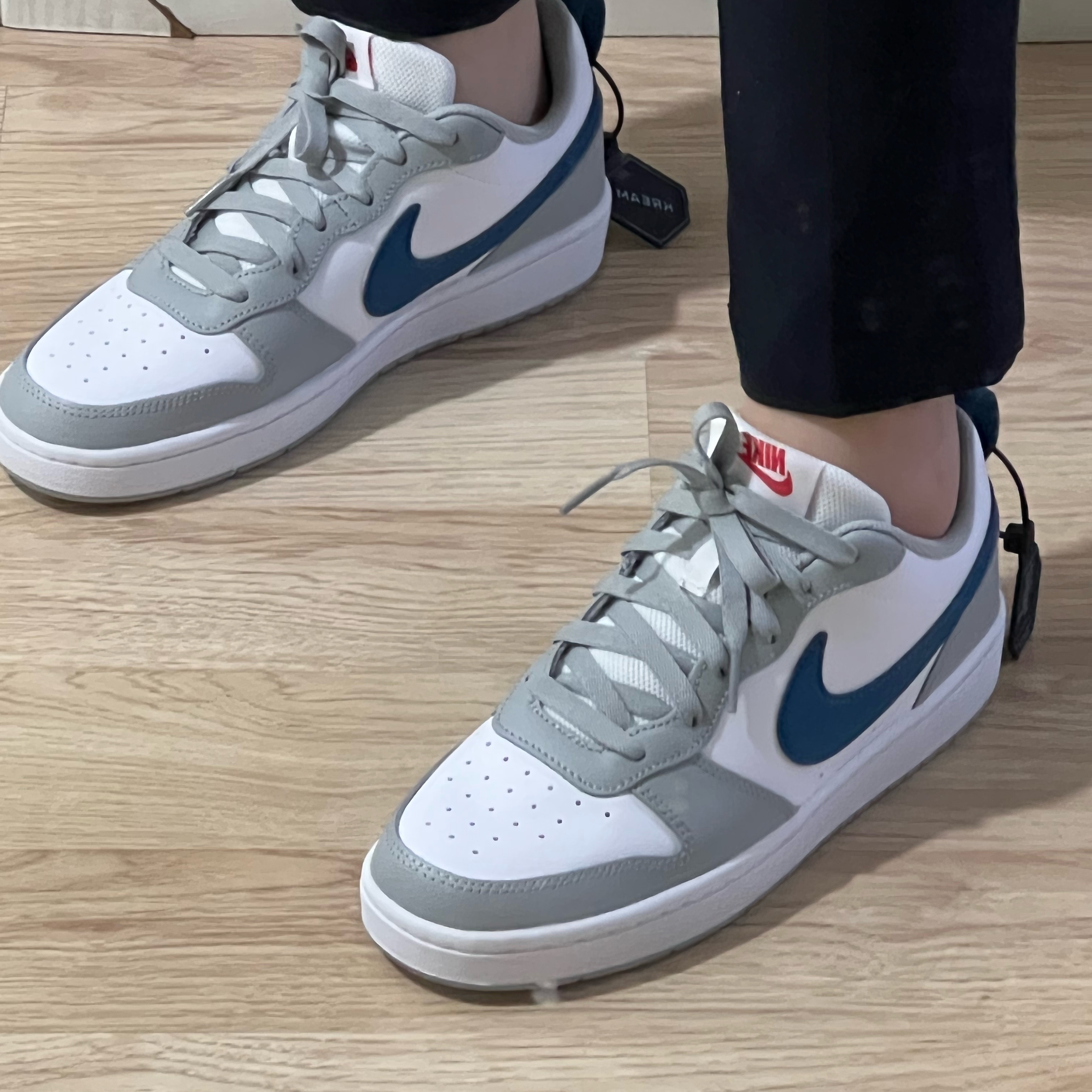 (GS) Nike Court Borough Low 2 Light Smoke Grey 착용 스타일 - 2