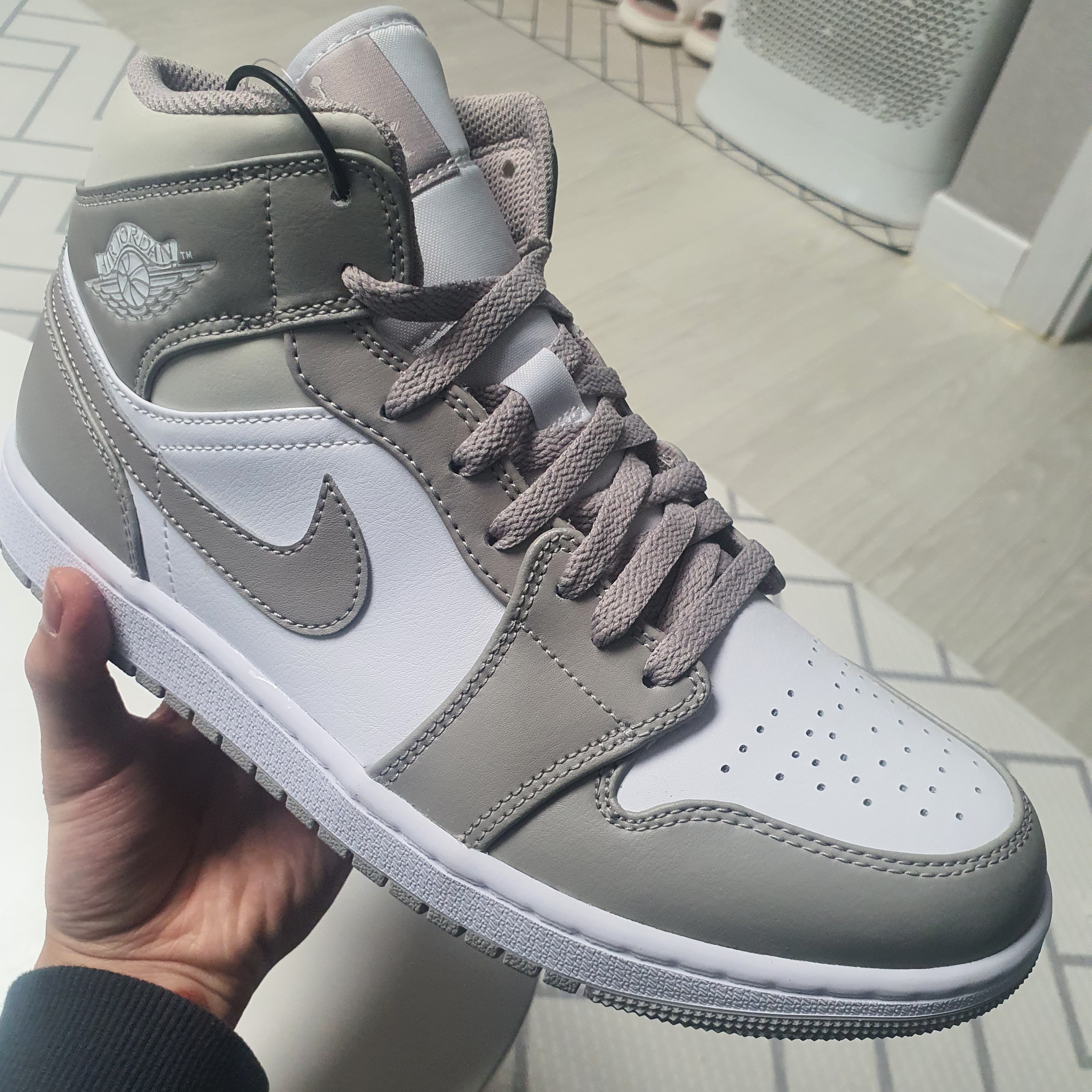 Jordan 1 Mid College Grey 착용 스타일 - 3