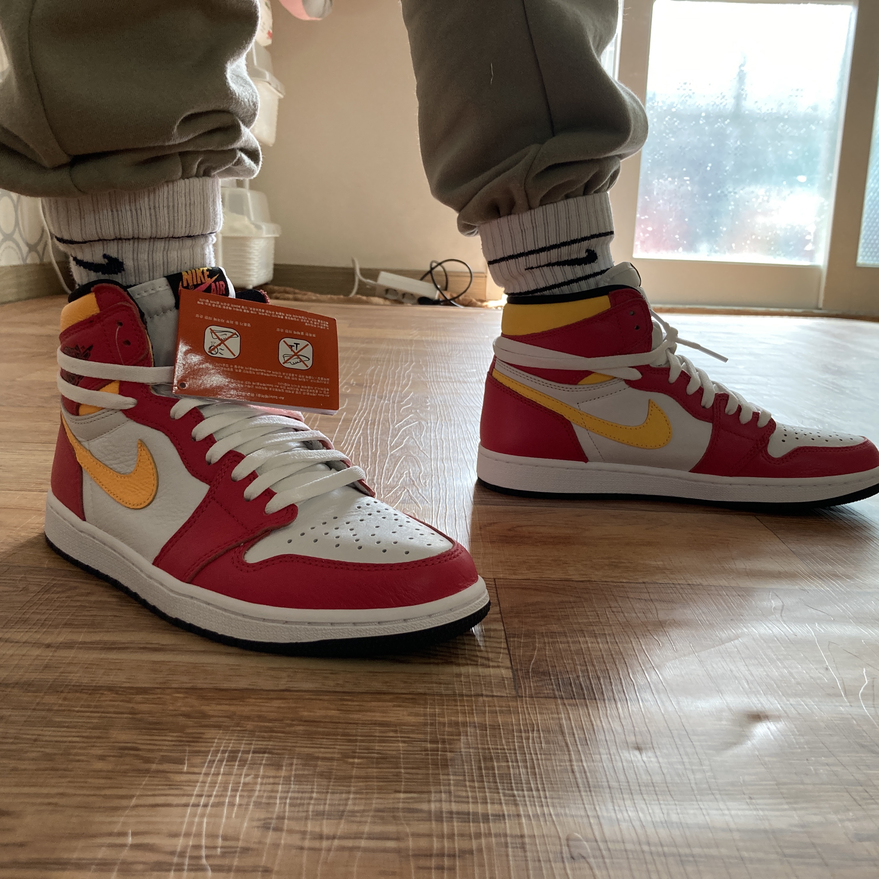 Jordan 1 Retro High OG Light Fusion Red 착용 스타일 - 1