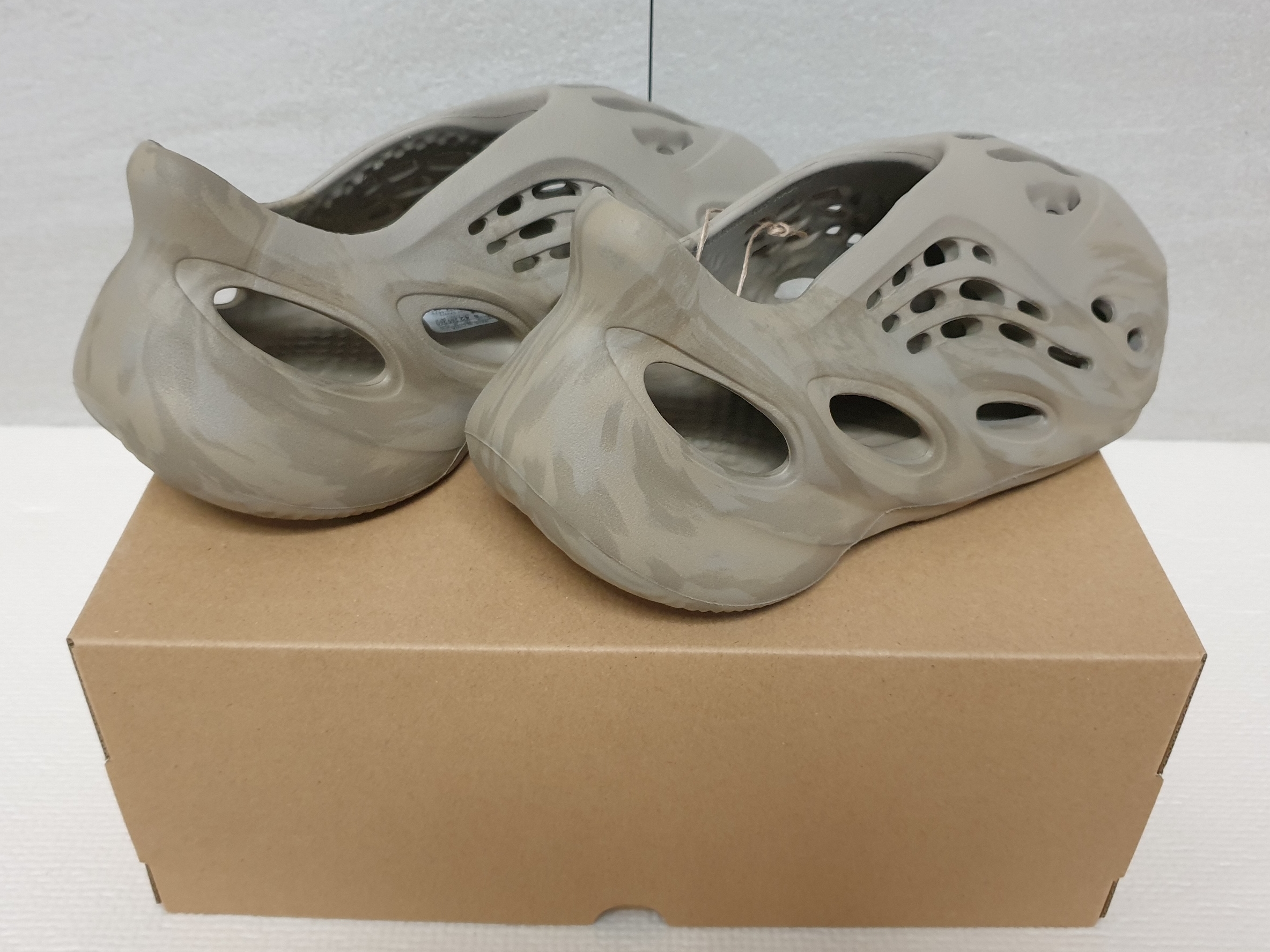 Adidas Yeezy Foam RNNR Stone Sage 착용 스타일 - 3