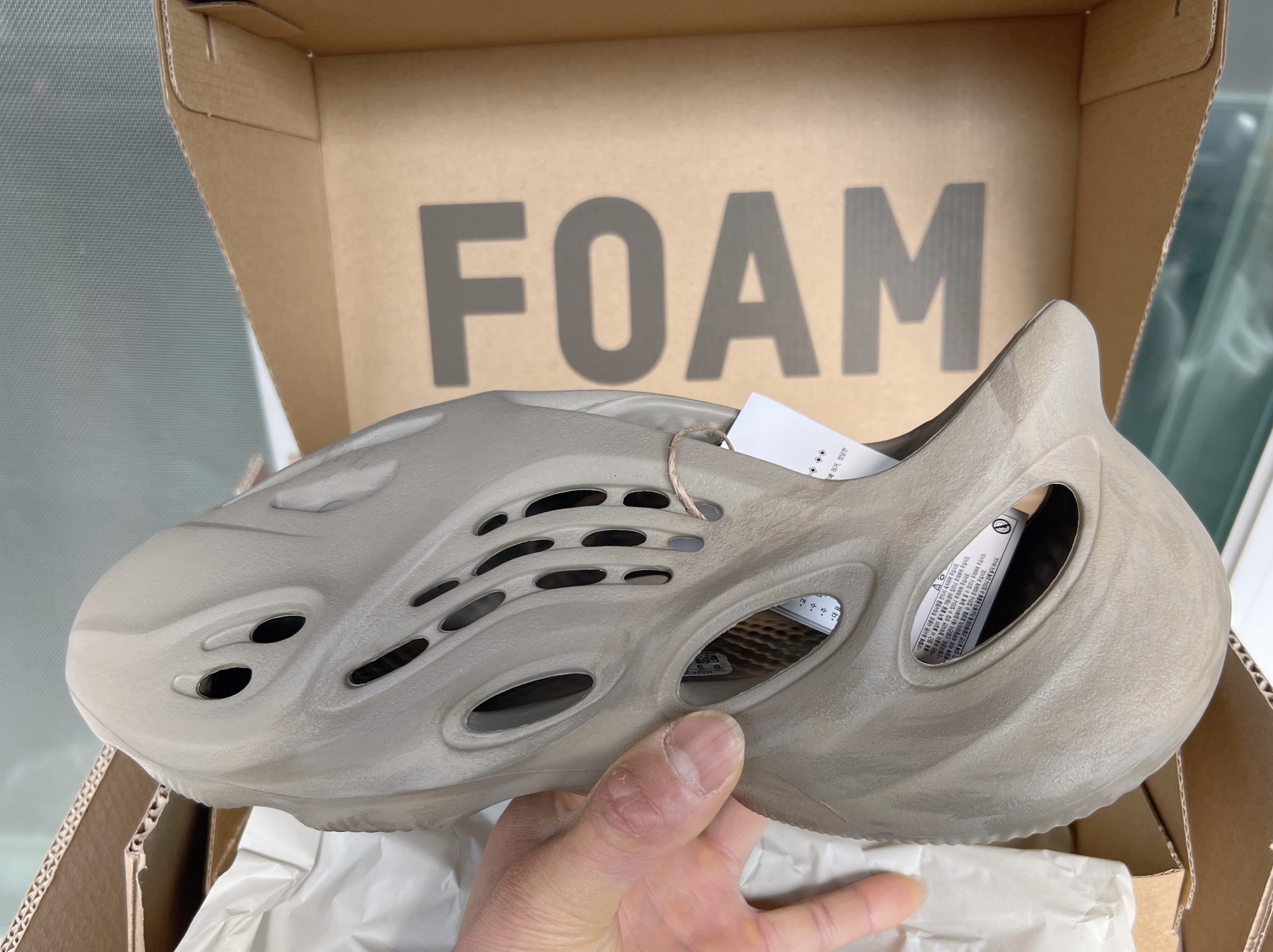 Adidas Yeezy Foam RNNR Stone Sage 착용 스타일
