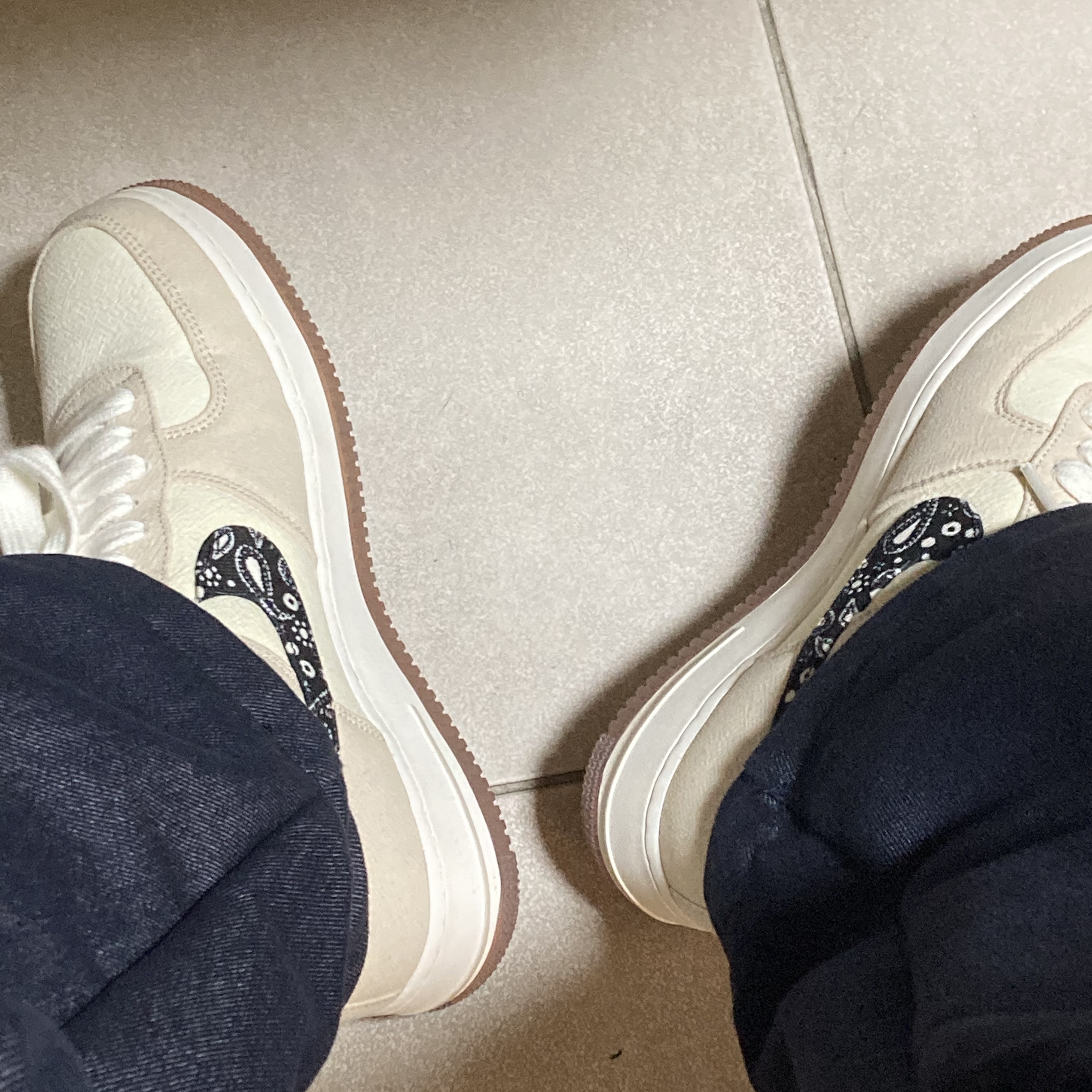 Nike Air Force 1 '07 LV8 Paisley Swoosh 착용 스타일