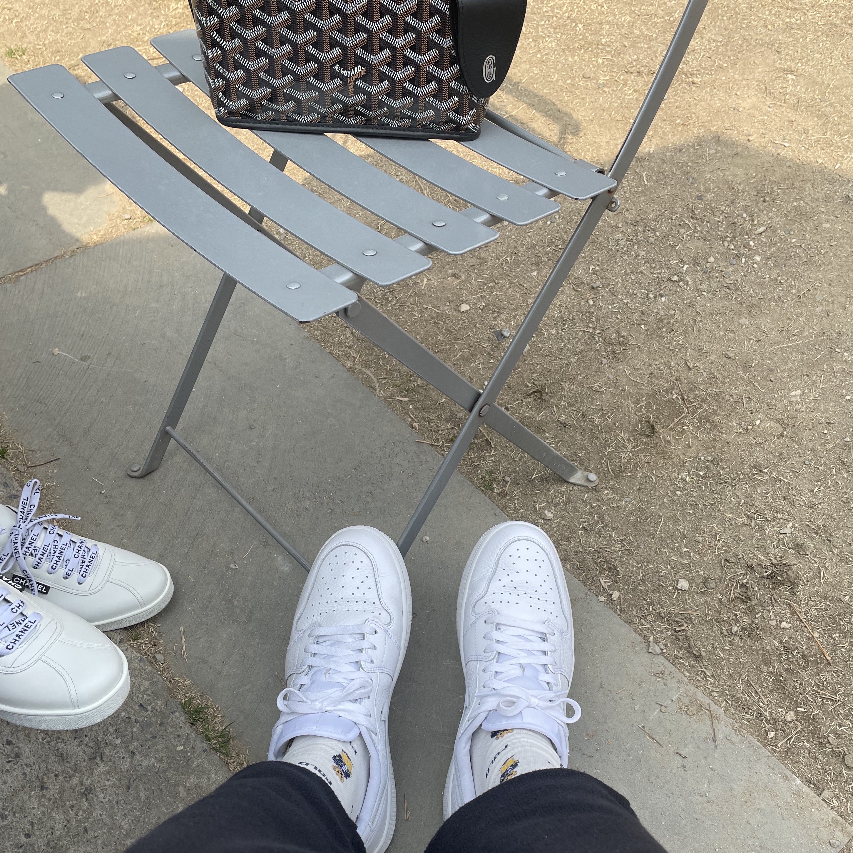 Jordan 1 Low Golf Triple White, Goyard Anjou Mini Bag Black 착용 스타일 - 2