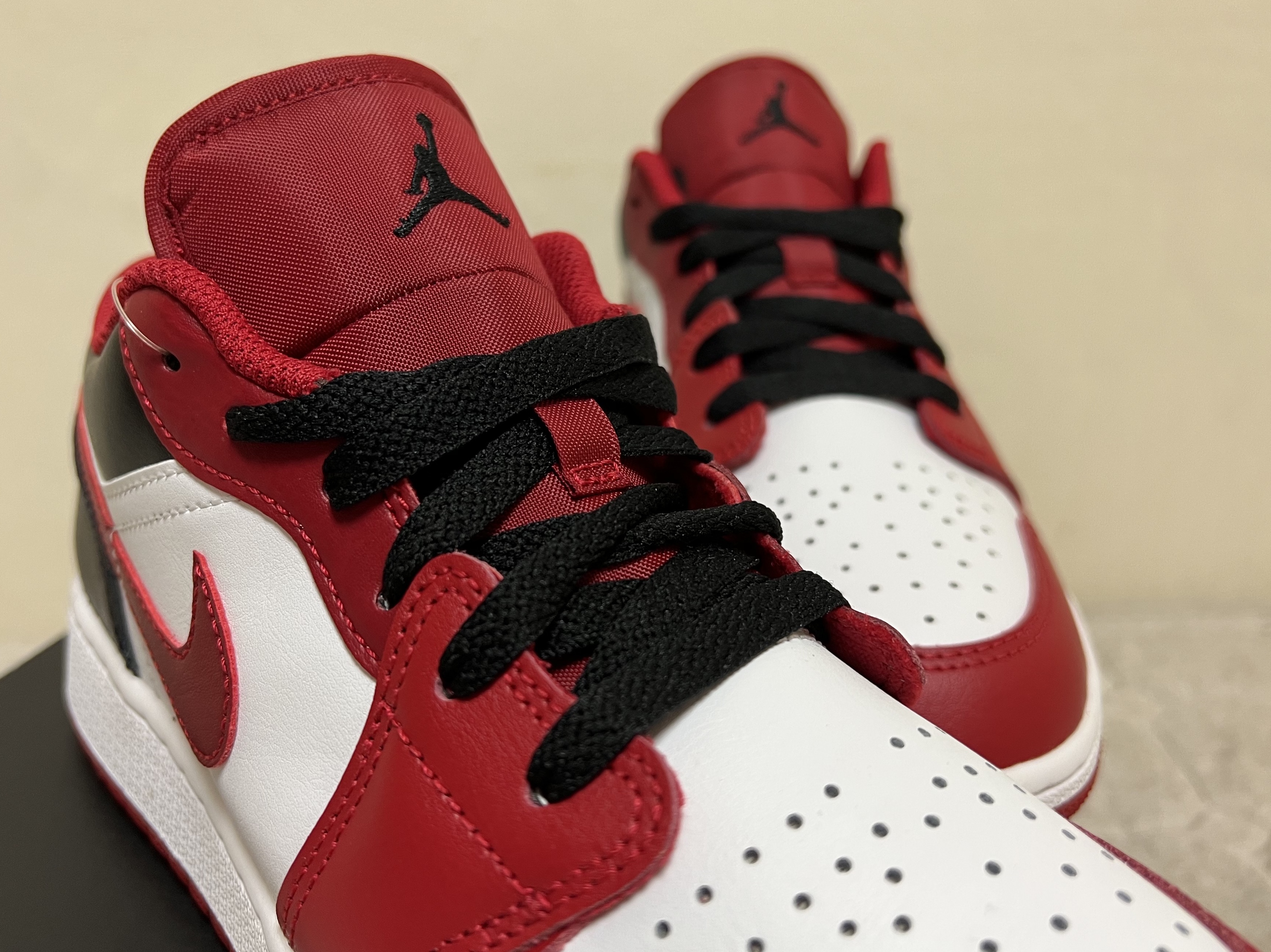 (GS) Jordan 1 Low White Gym Red Black 착용 스타일 - 3
