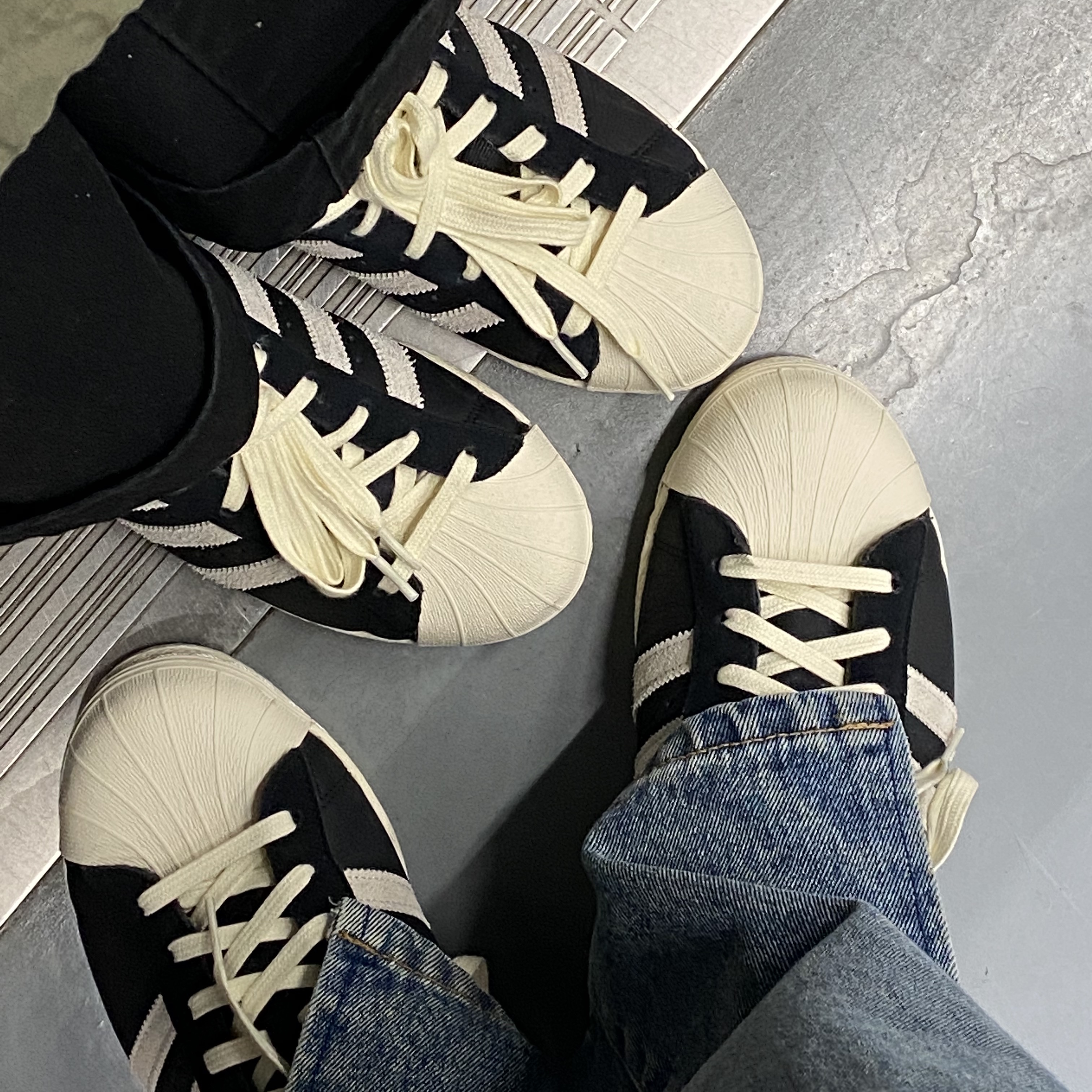 Adidas Superstar 82 Black White 착용 스타일