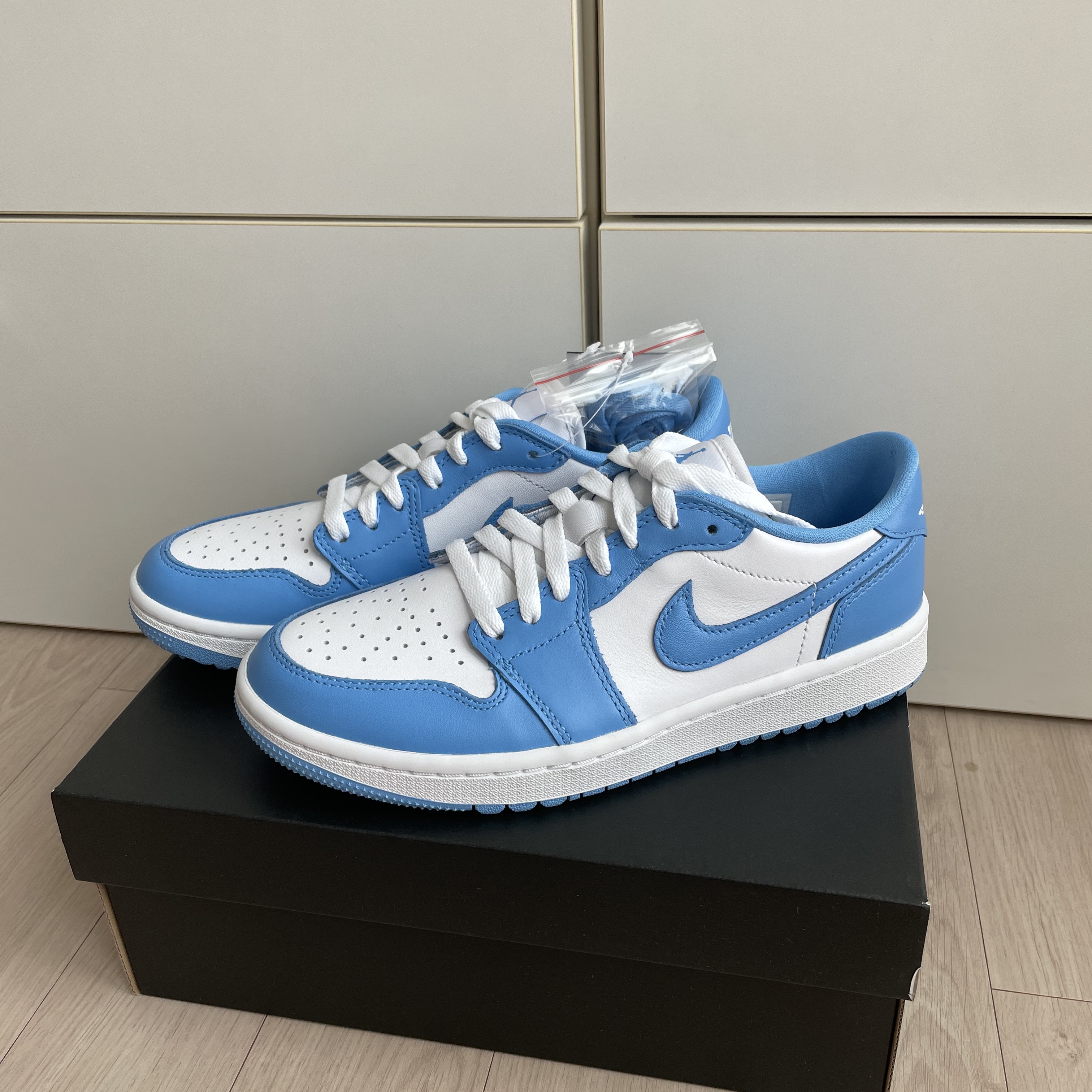 Jordan 1 Low Golf White and University Blue 착용 스타일