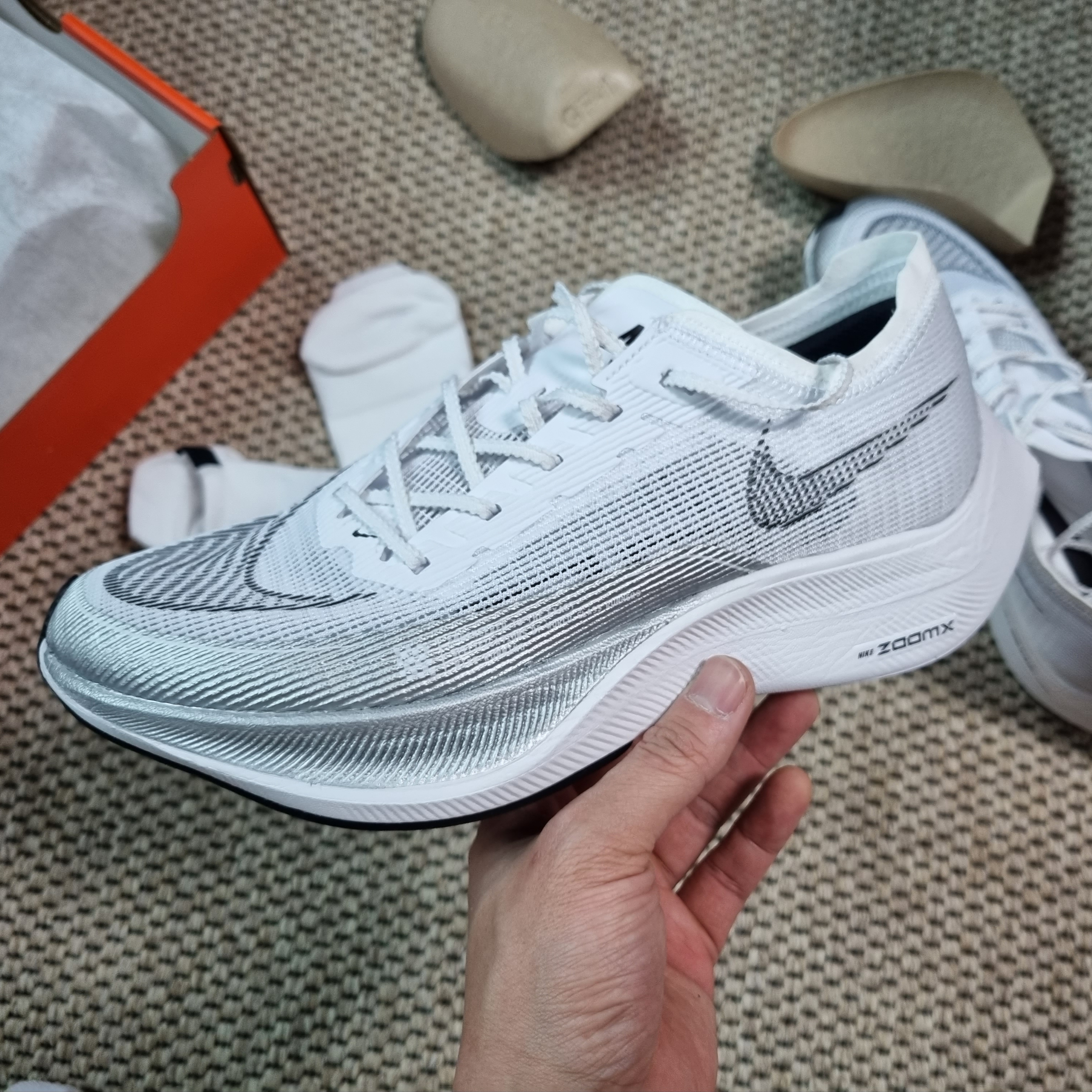 Nike ZoomX Vaporfly Next% 2 White Metallic Silver 착용 스타일 - 3