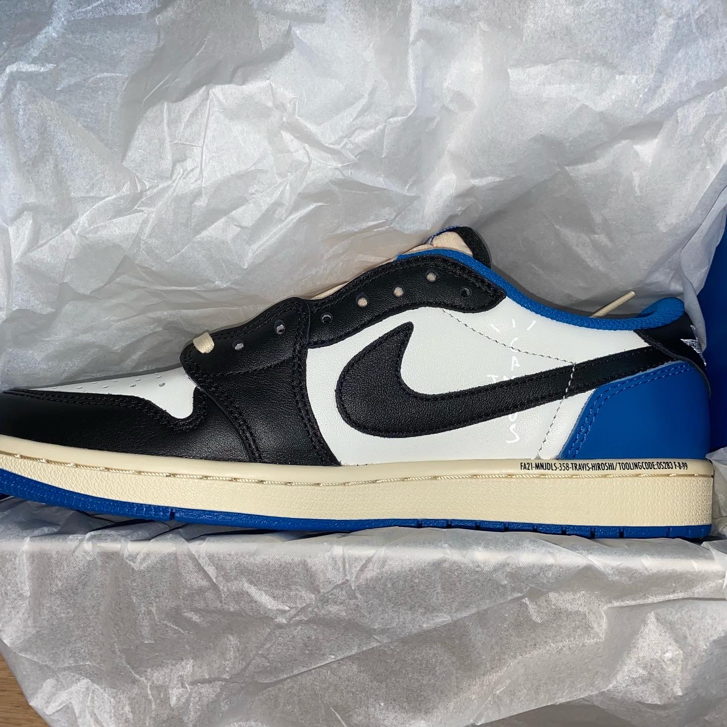 Jordan 1 x Travis Scott x Fragment Retro Low OG SP Military Blue 착용 스타일 - 2