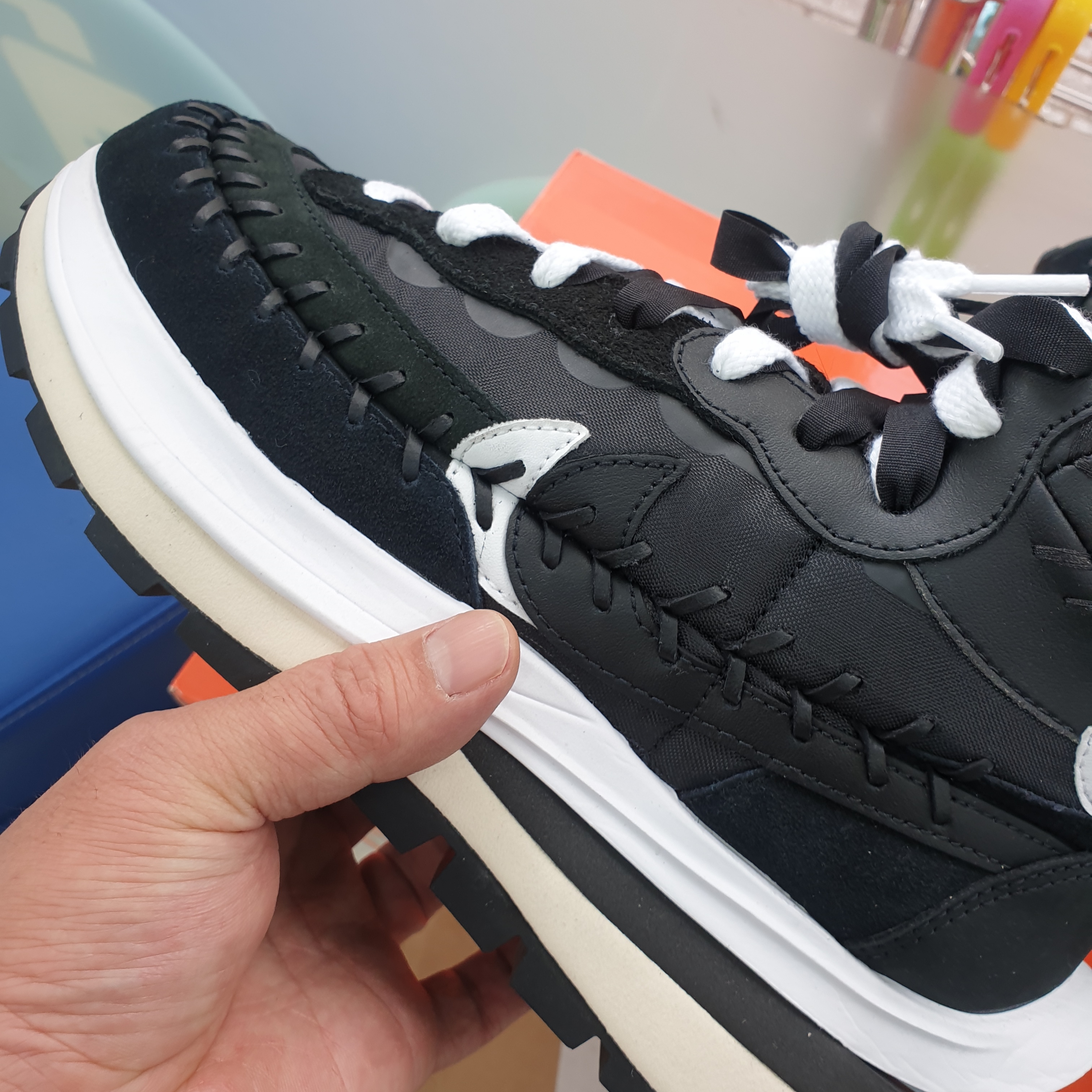 Nike x Sacai x Jean Paul Gaultier VaporWaffle Black White 착용 스타일 - 2