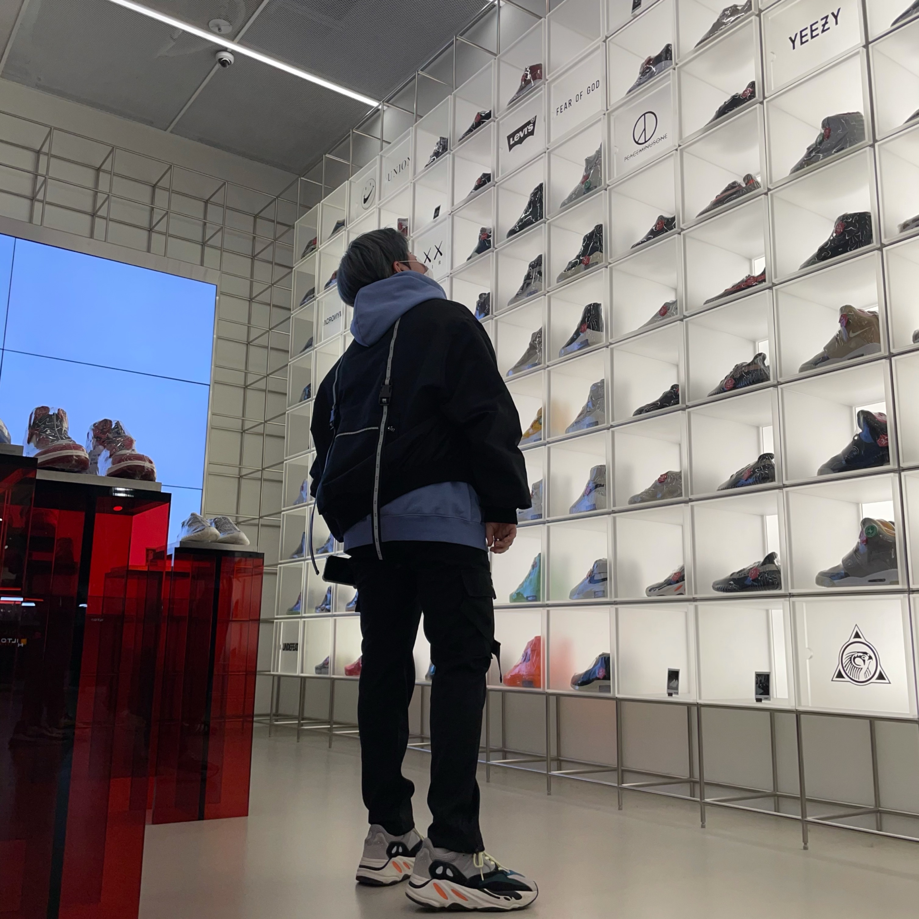 Adidas Yeezy Boost 700 Wave Runner Solid Grey 2017/2019 착용 스타일