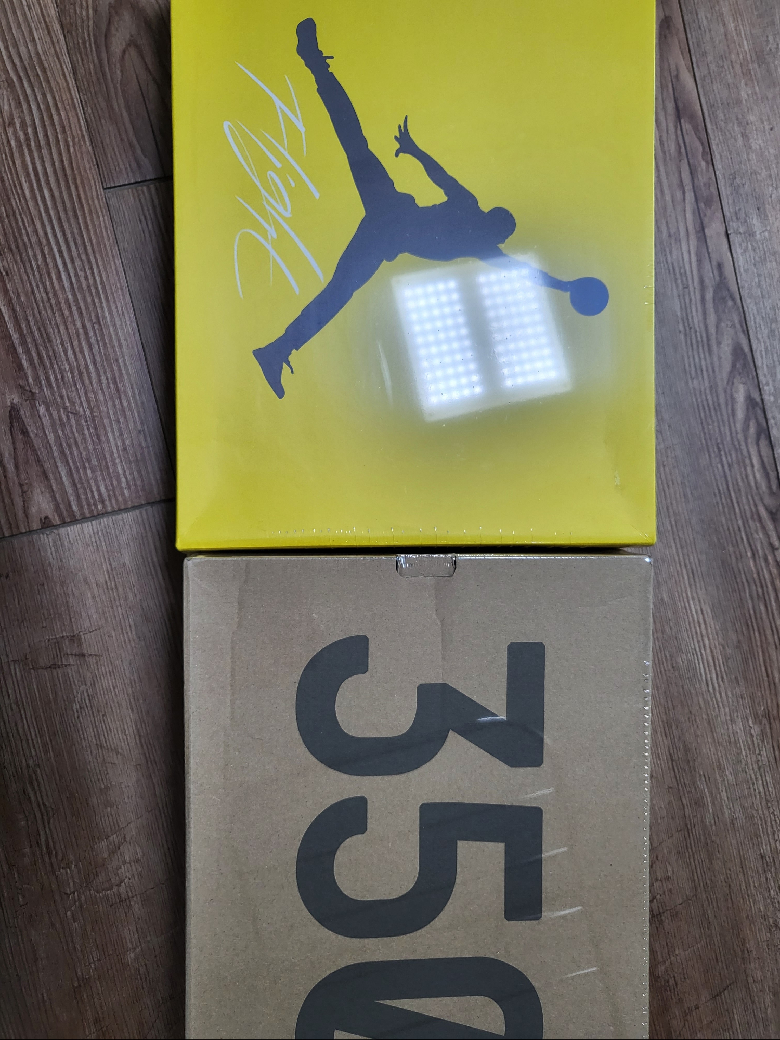 Jordan 4 Retro Tour Yellow, Adidas Yeezy Boost 350 V2 Citrin - Non-Reflective 착용 스타일 - 1