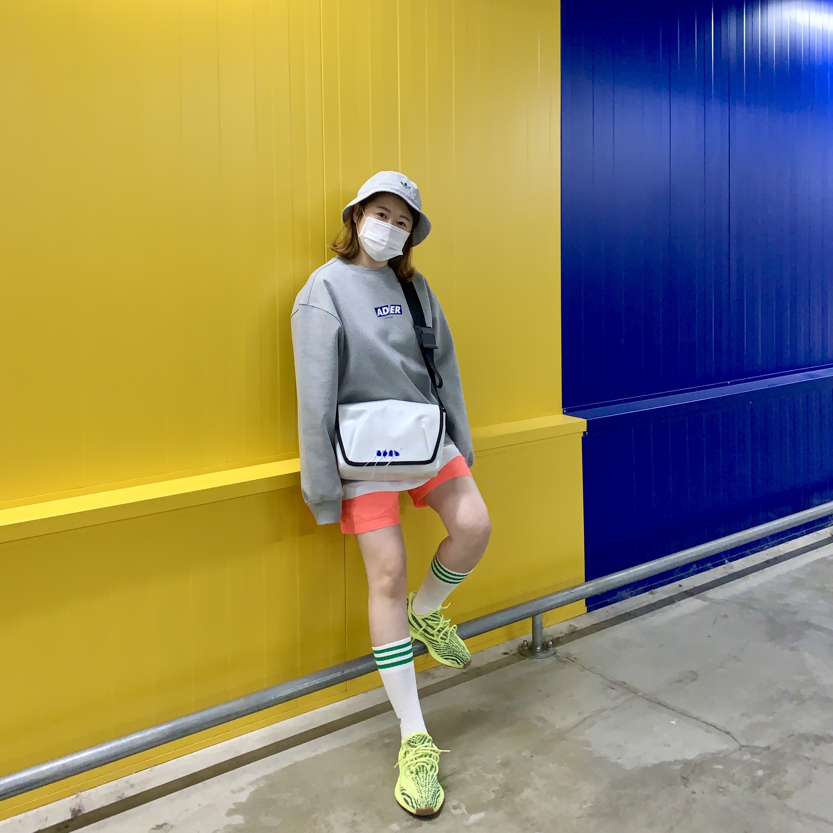 Adidas Yeezy Boost 350 V2 Semi Frozen Yellow, Ader Error Trace Admore Crossbody Bag White 착용 스타일