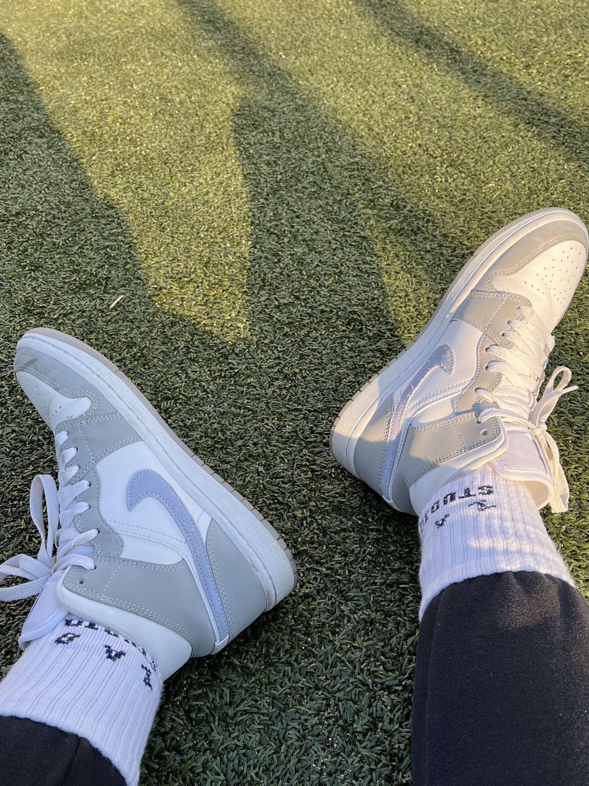 (W) Jordan 1 Mid Wolf Grey, IAB Studio Socks Pack White Purple Cyan 착용 스타일