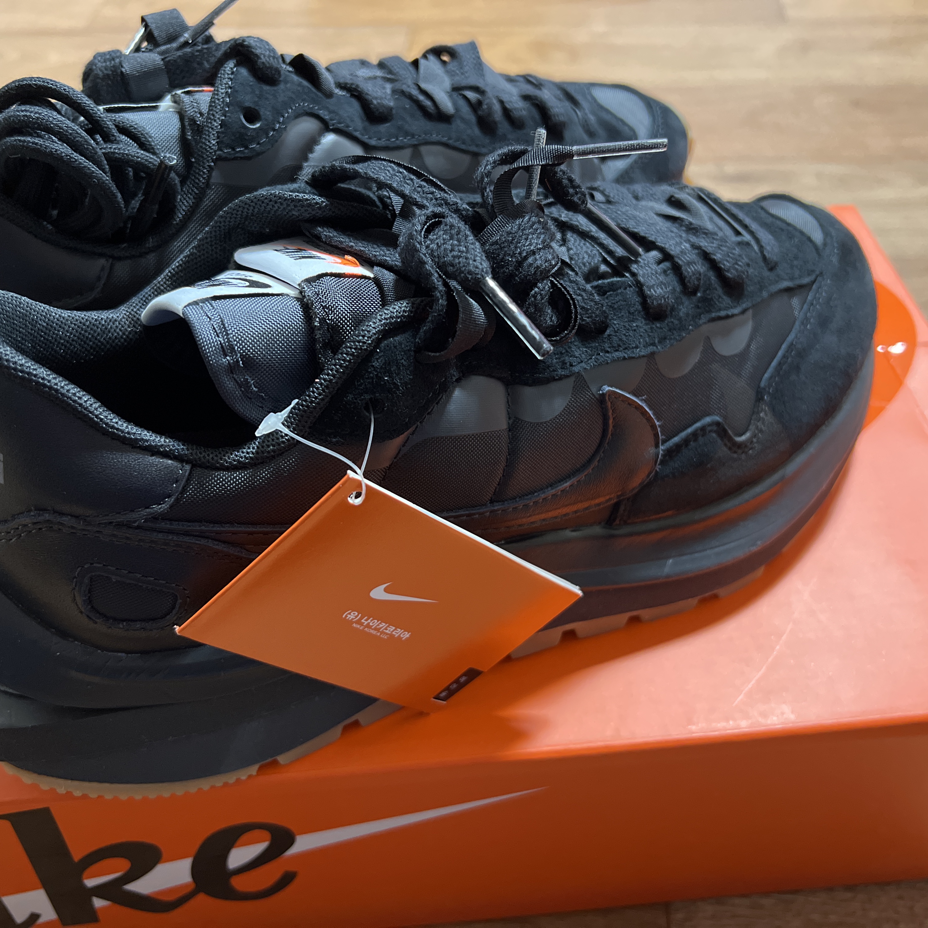 Nike x Sacai VaporWaffle Black and Gum 착용 스타일