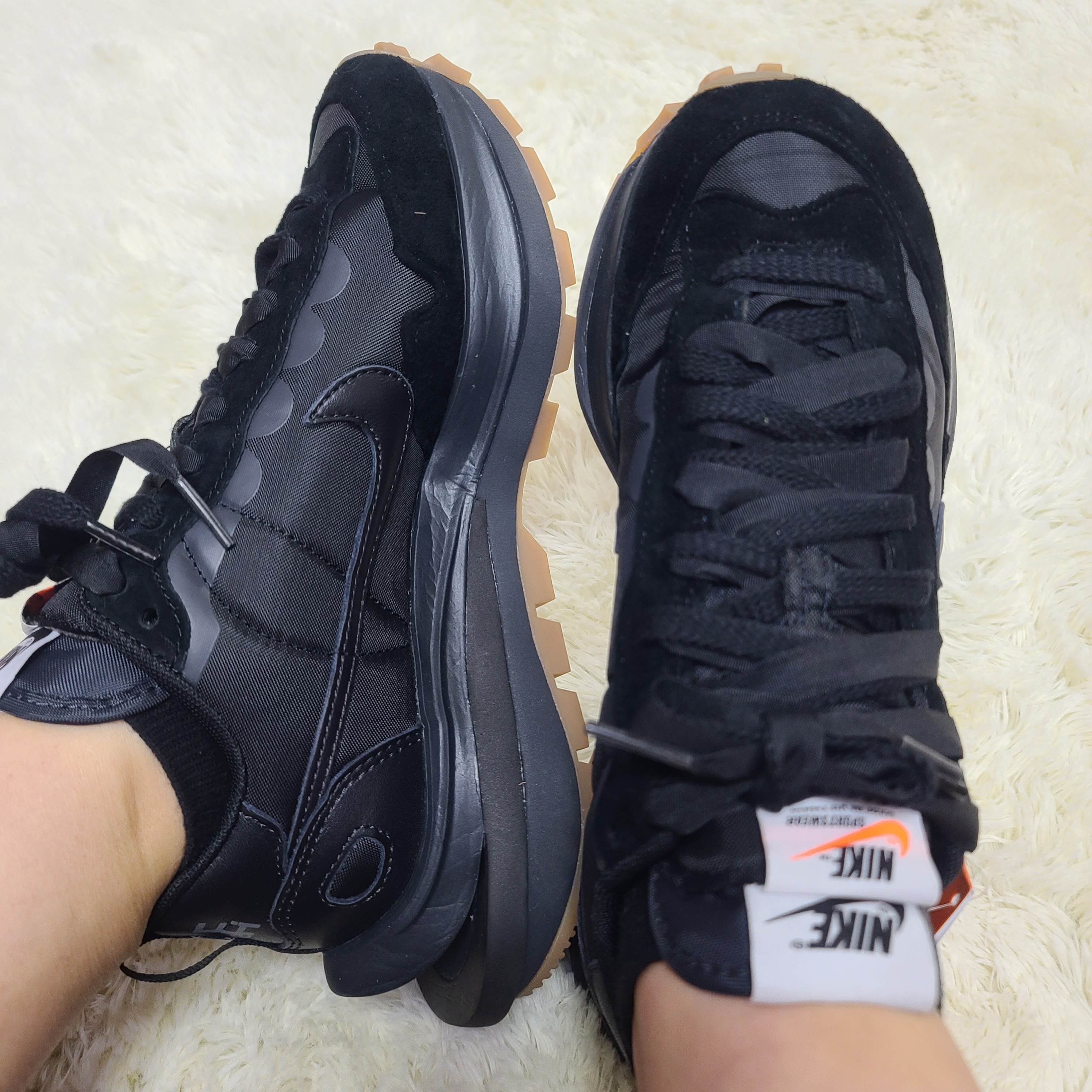 Nike x Sacai VaporWaffle Black and Gum 착용 스타일 - 2
