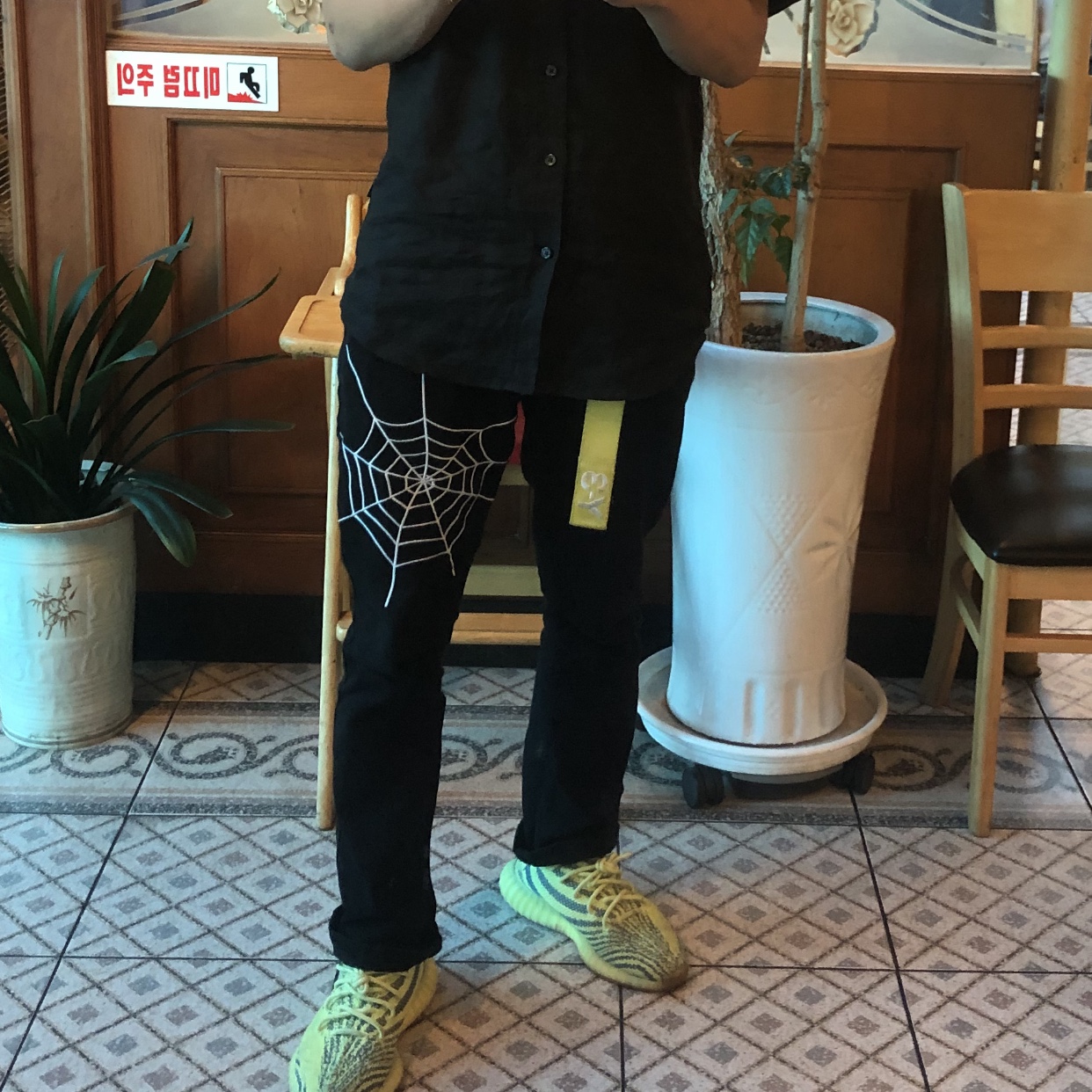 Adidas Yeezy Boost 350 V2 Semi Frozen Yellow 착용 스타일