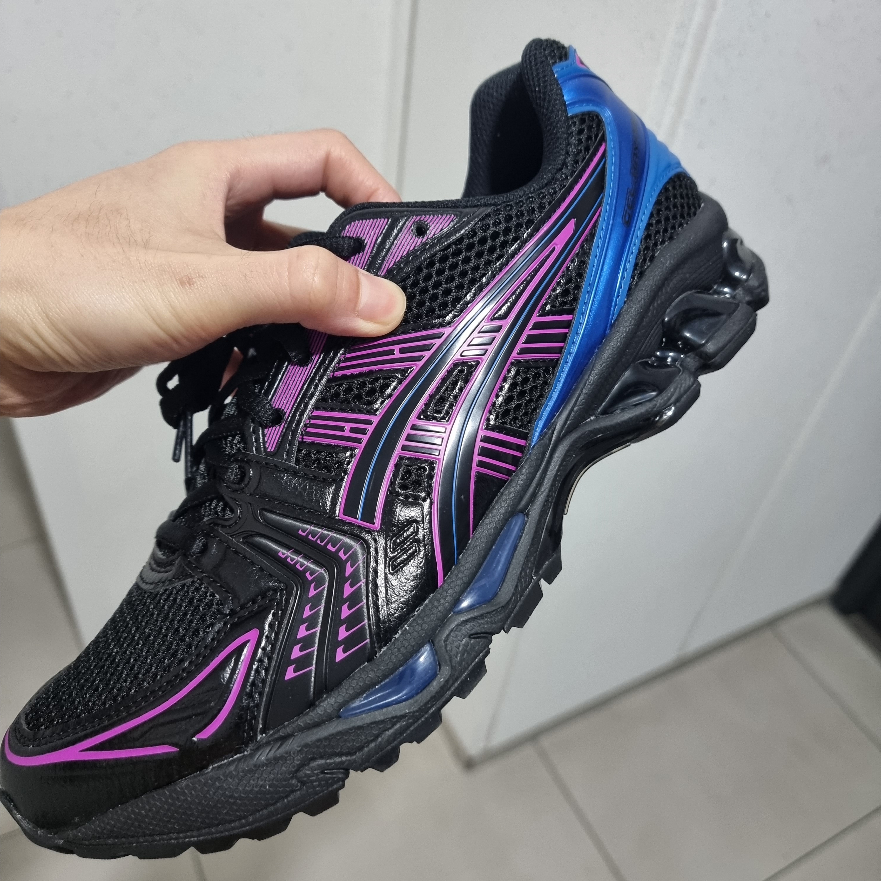 Asics Gel-Kayano 14 Black Lake Drive 착용 스타일