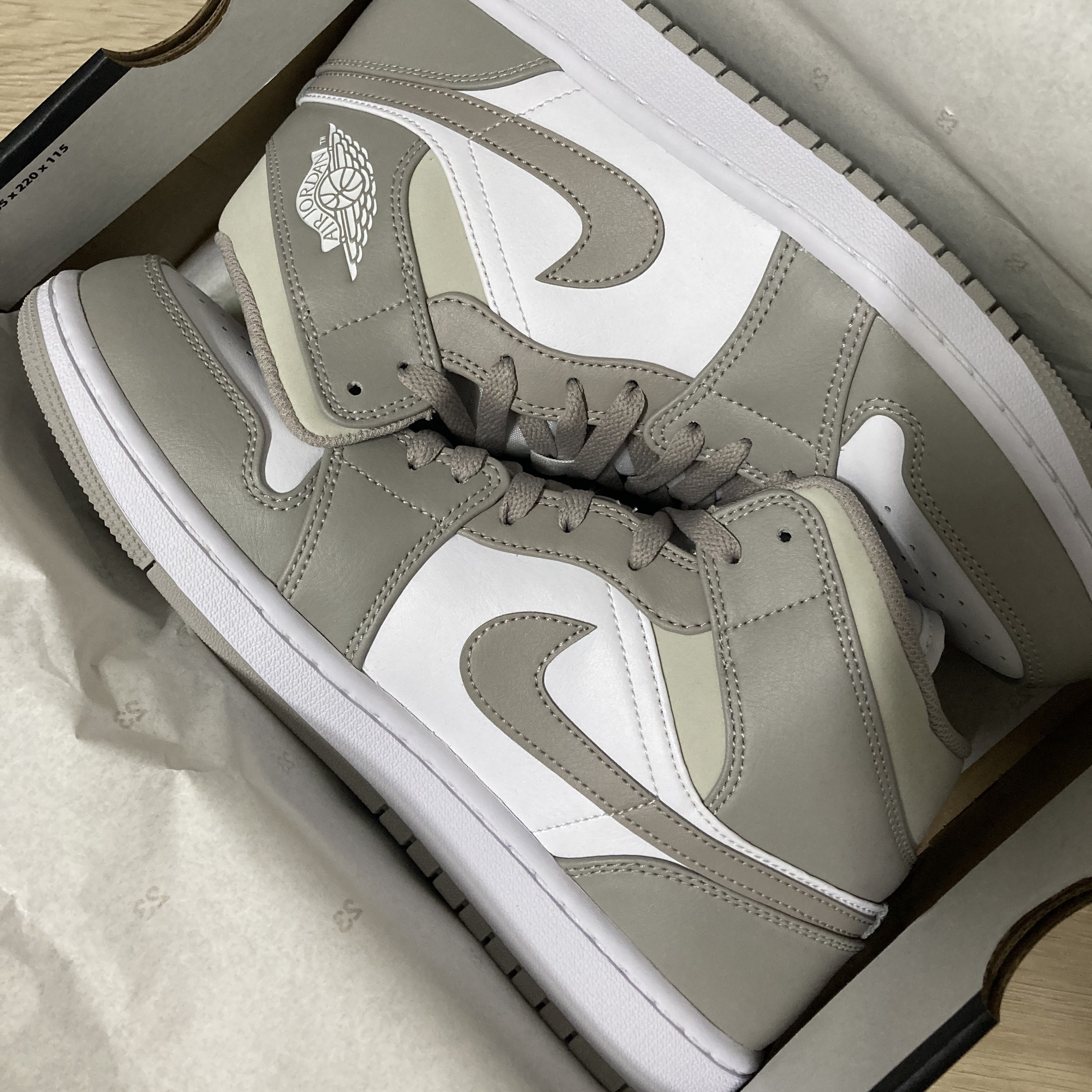 Jordan 1 Mid College Grey 착용 스타일