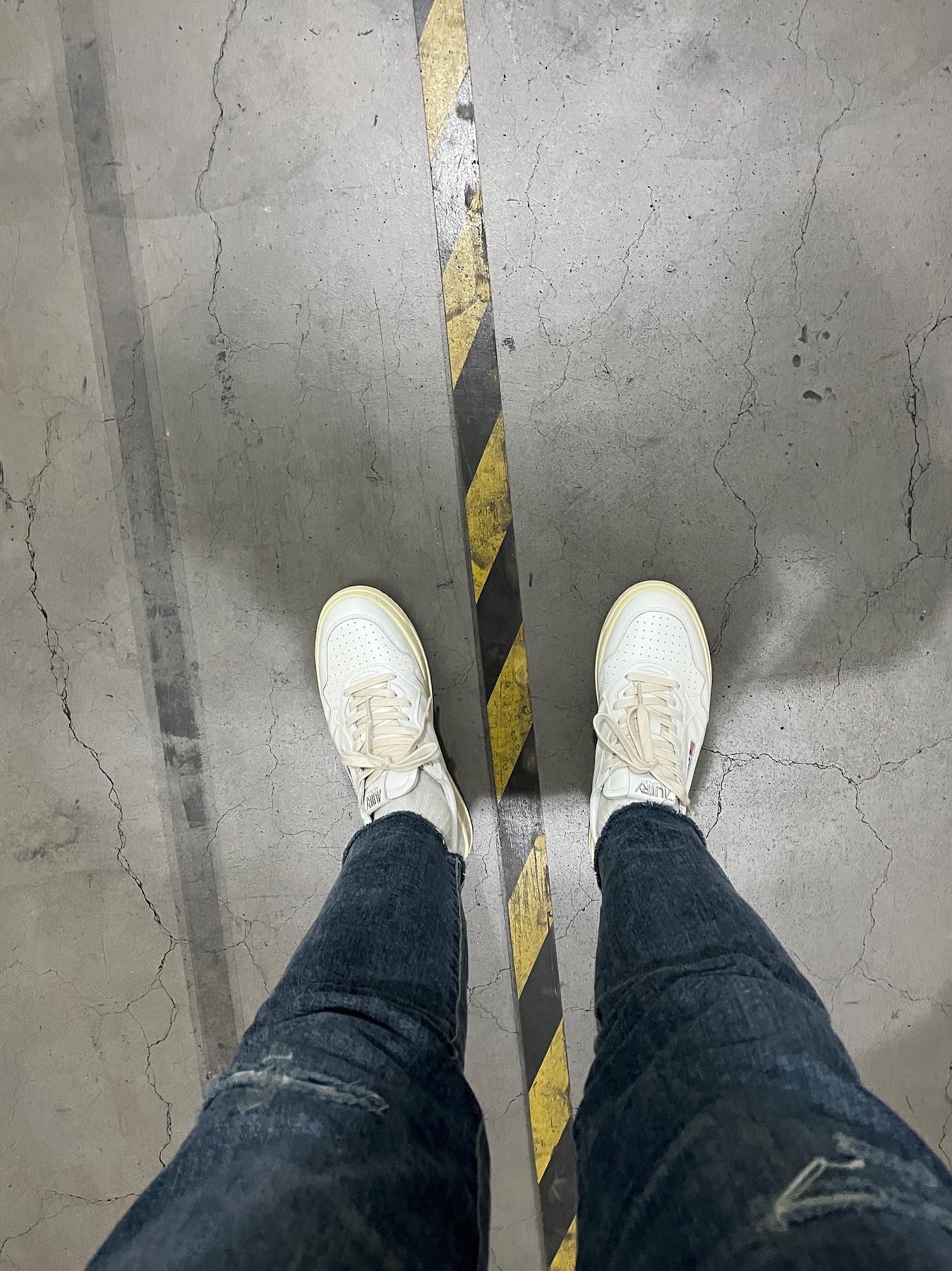 Autry Medalist Low Leather Sneakers White 착용 스타일 - 1