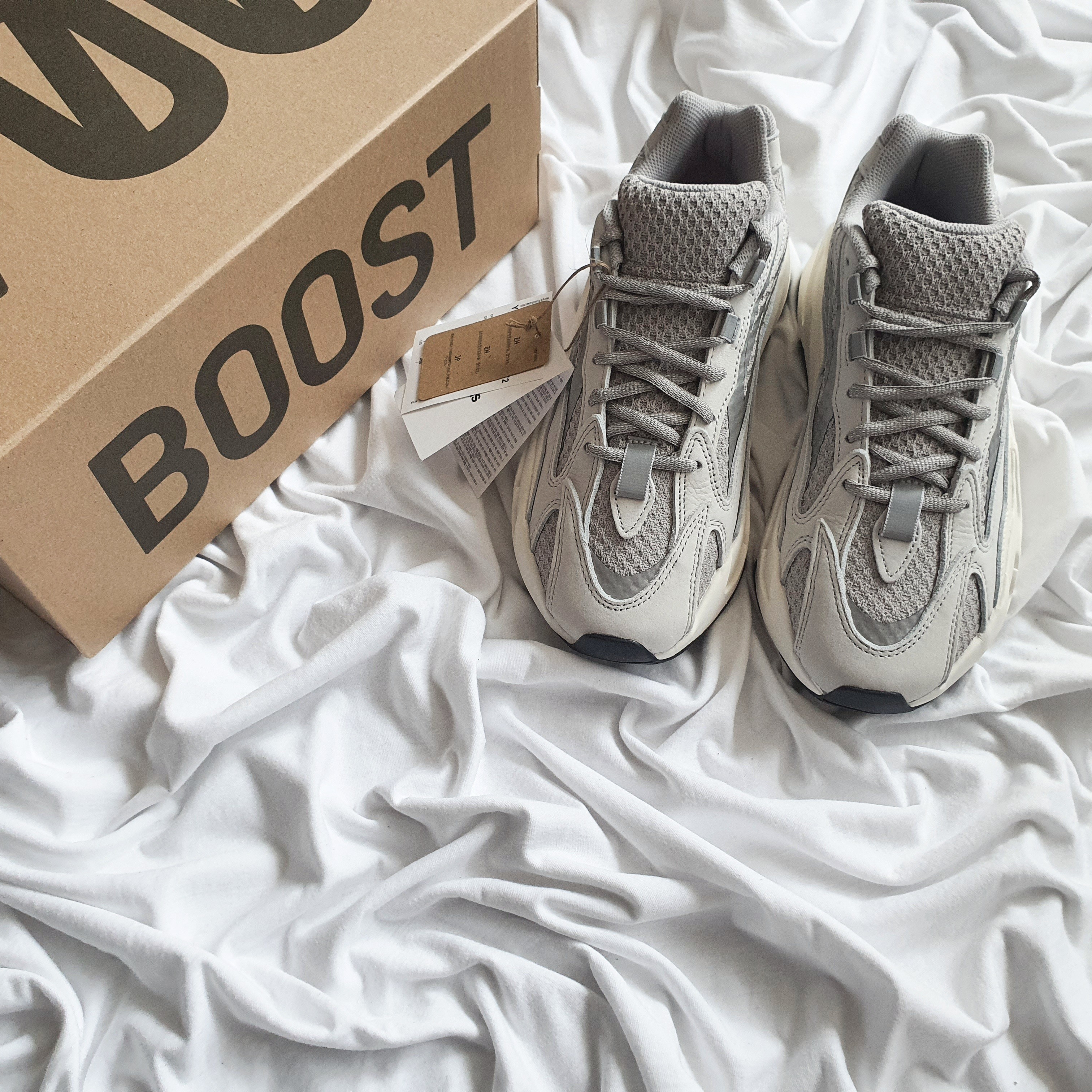 Adidas Yeezy Boost 700 V2 Static 2022 착용 스타일 - 1