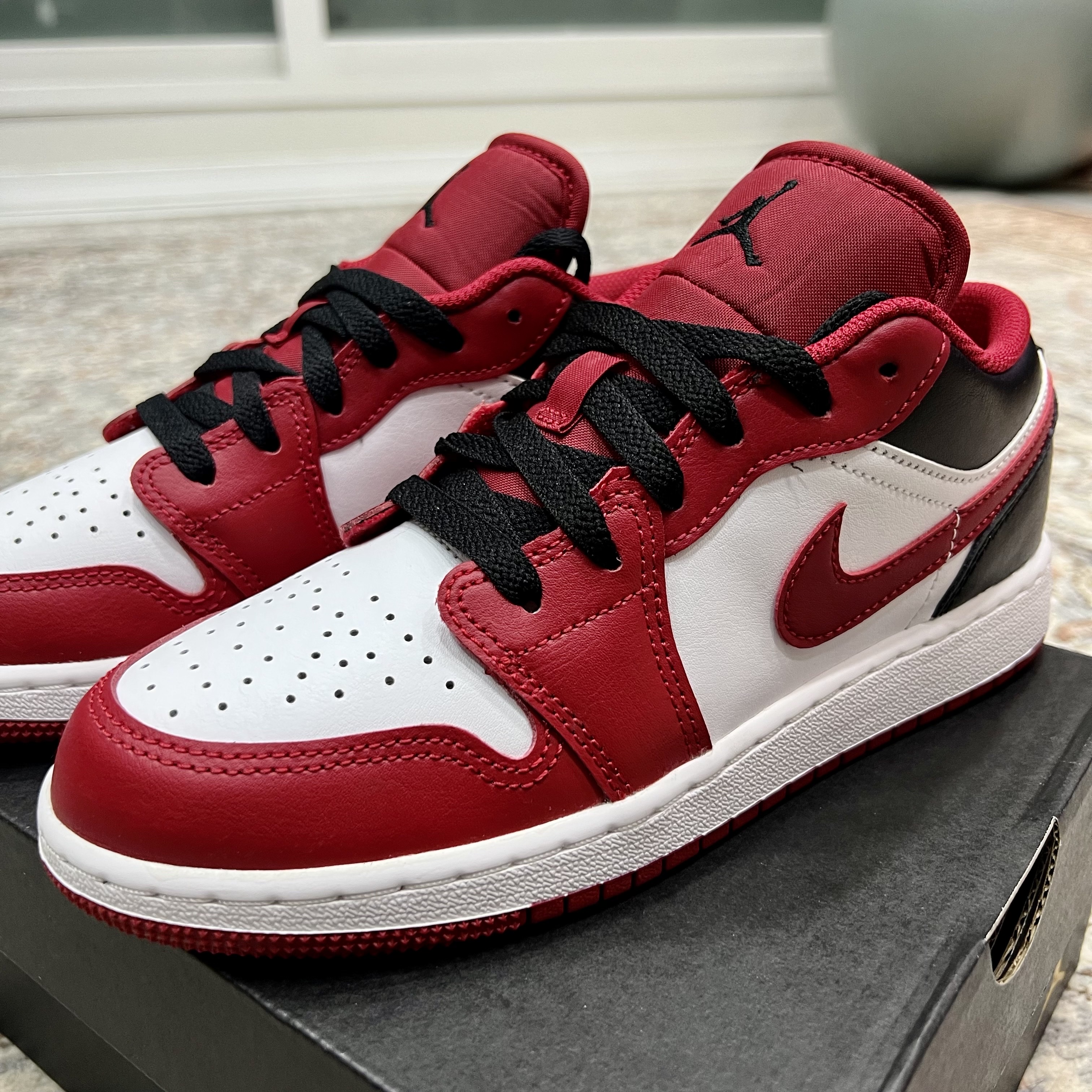 (GS) Jordan 1 Low White Gym Red Black 착용 스타일 - 2