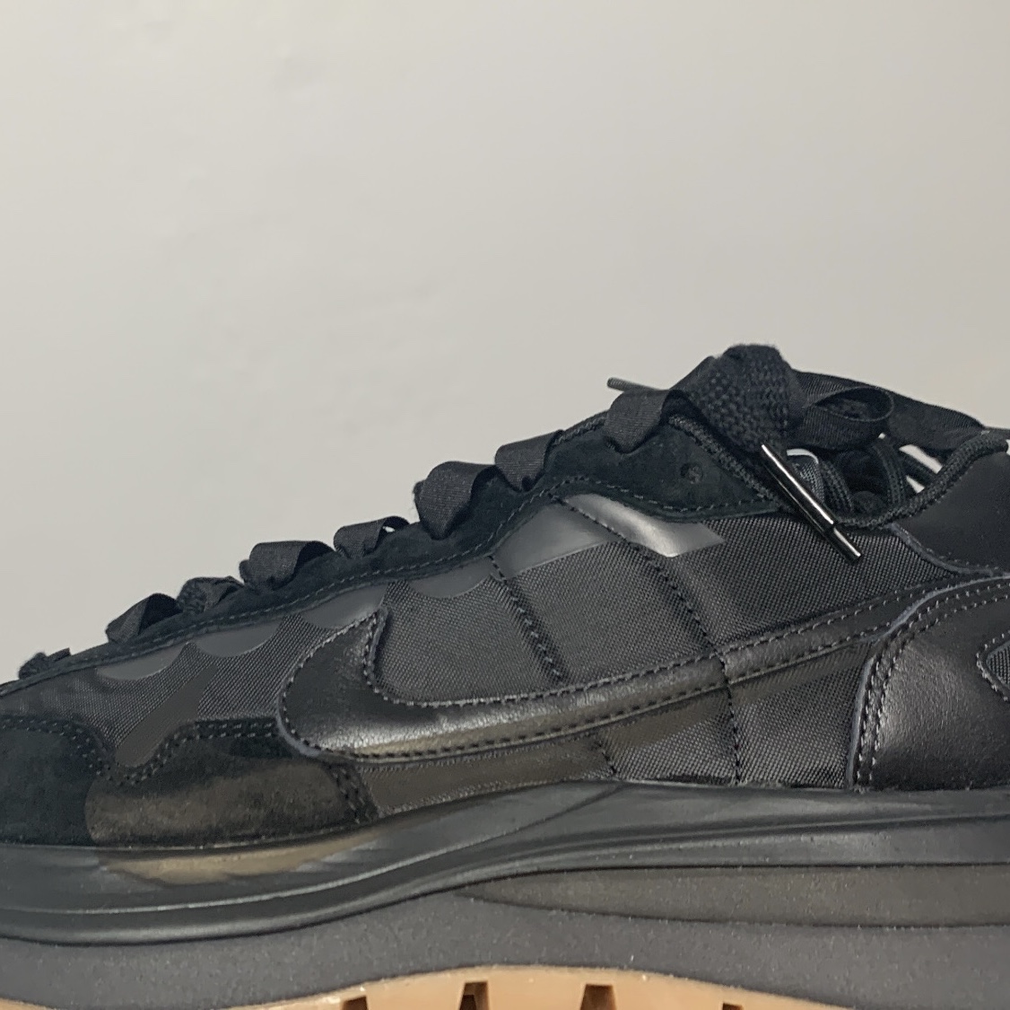 Nike x Sacai VaporWaffle Black and Gum 착용 스타일 - 1