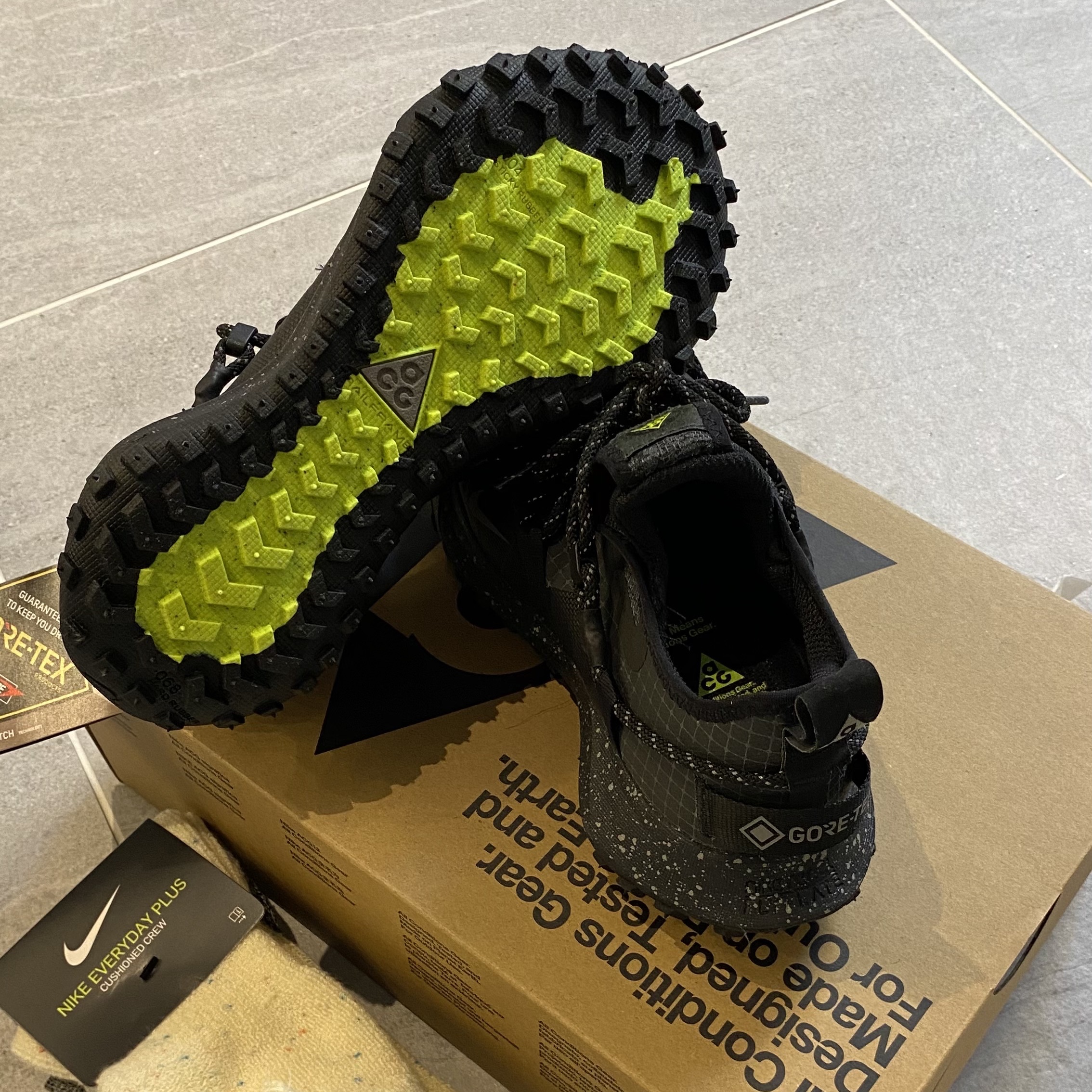 Nike ACG Mountain Fly Low Gore-Tex SE Dark Smoke Grey 착용 스타일 - 4