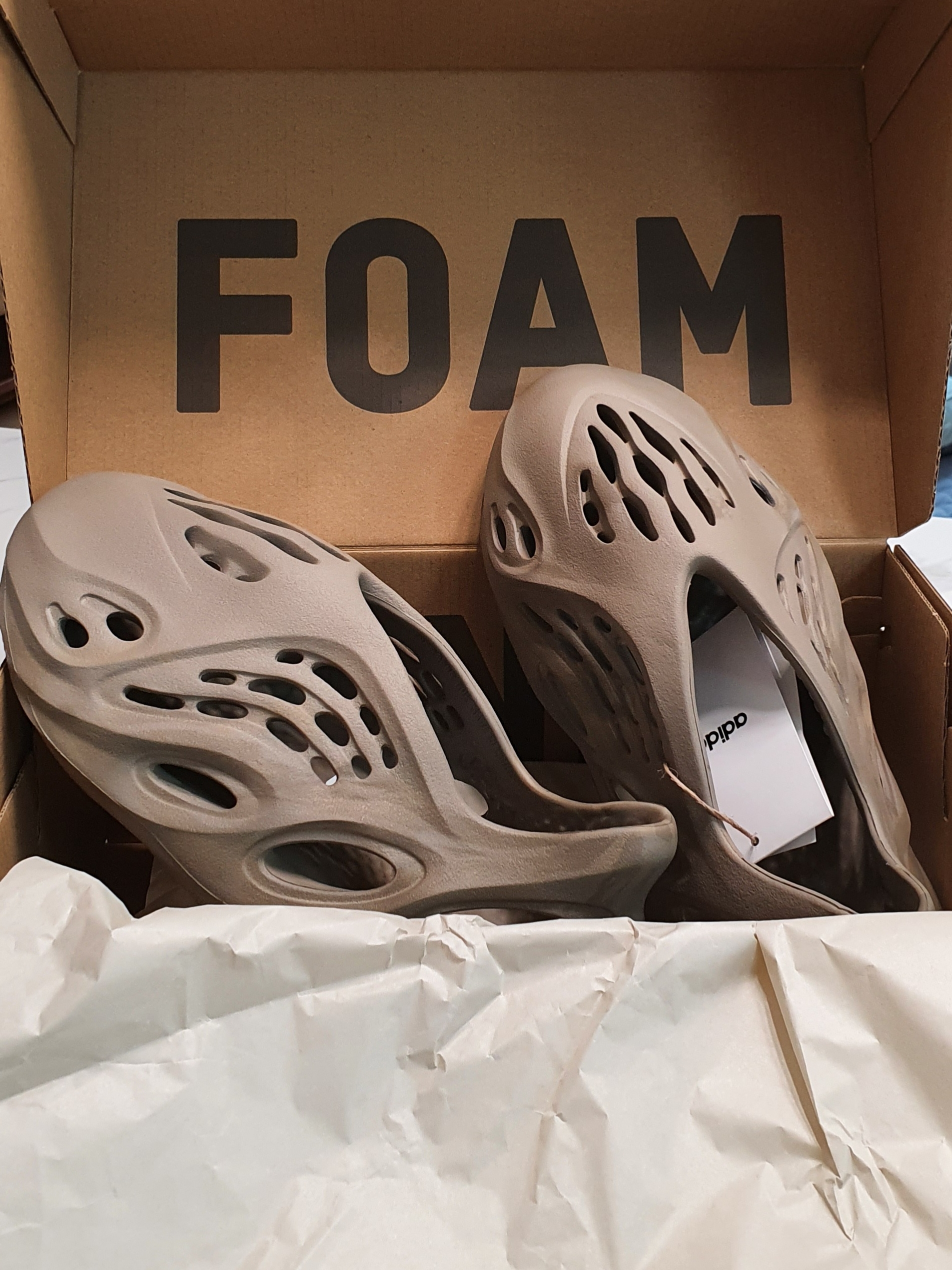 Adidas Yeezy Foam RNNR Stone Sage 착용 스타일 - 1