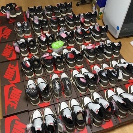 Jordan 1 x Travis Scott Retro High OG SP Mocha 착용 스타일 - 2