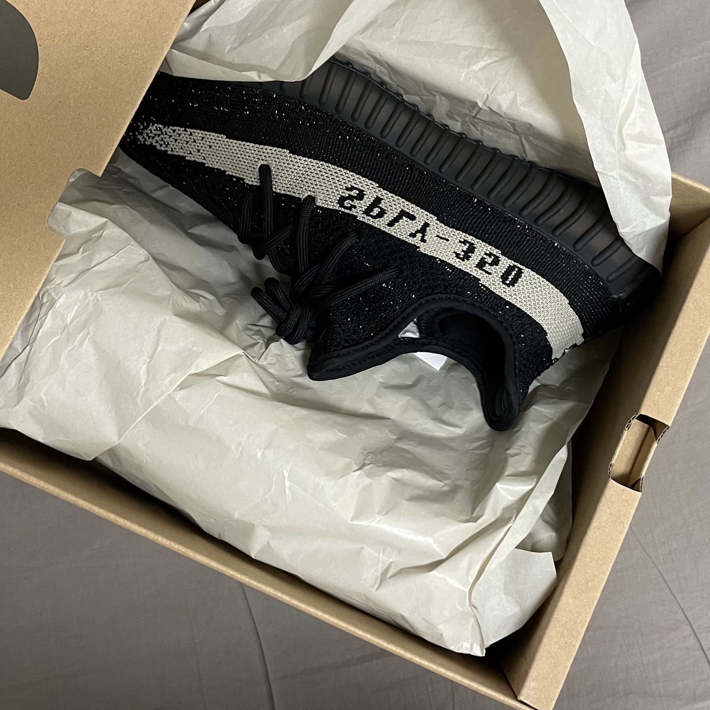 Adidas Yeezy Boost 350 V2 Core Black White 2022 착용 스타일